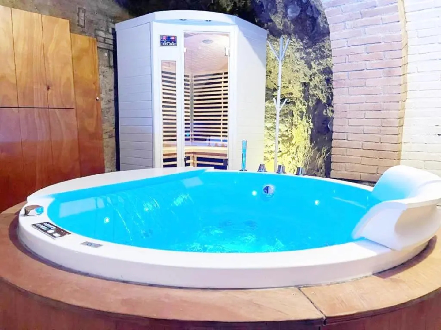 Suite in Love 21 by Zoom in Earth (Adults Only)