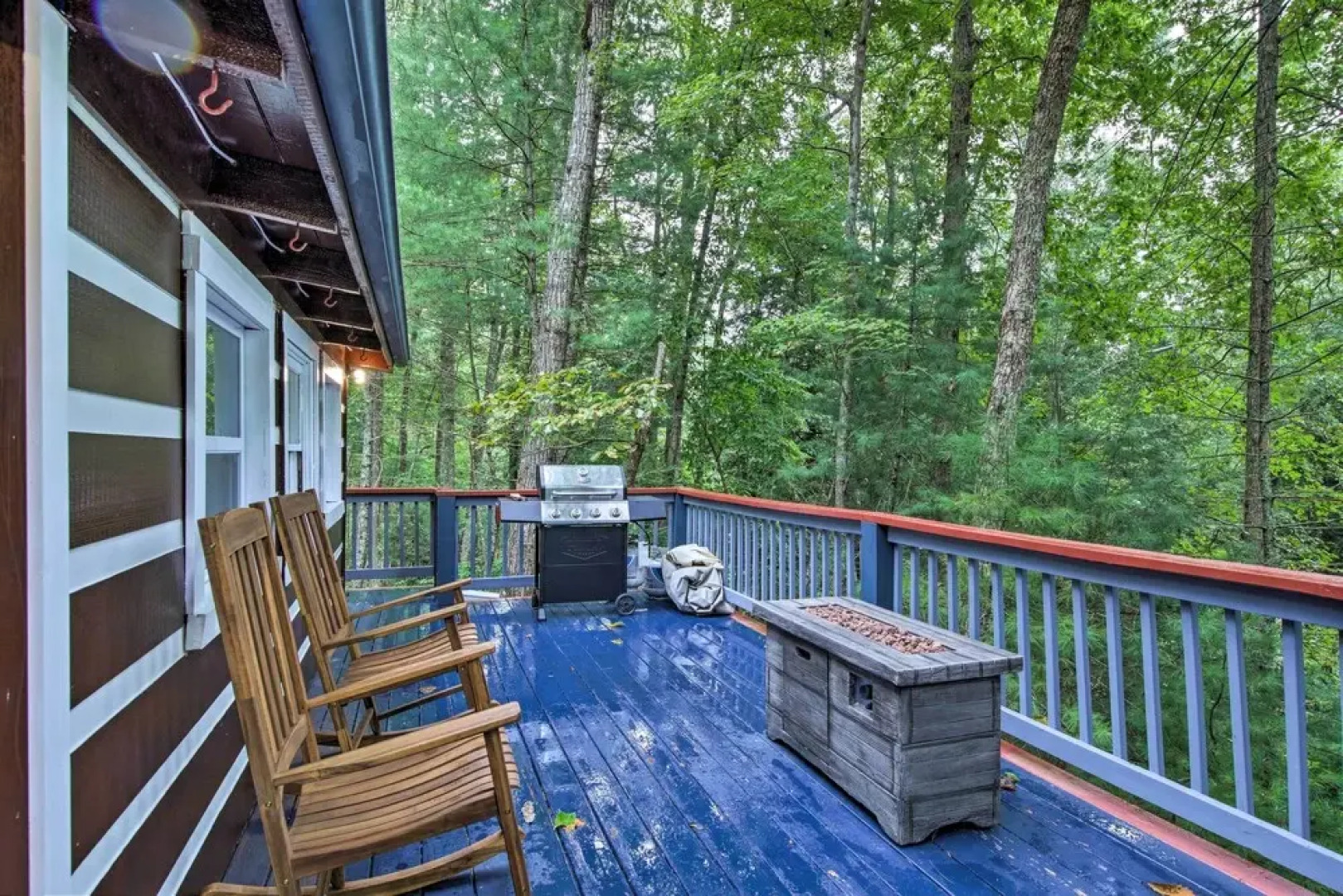 Charming Blue Ridge Mountain Cabin w/ Hot Tub