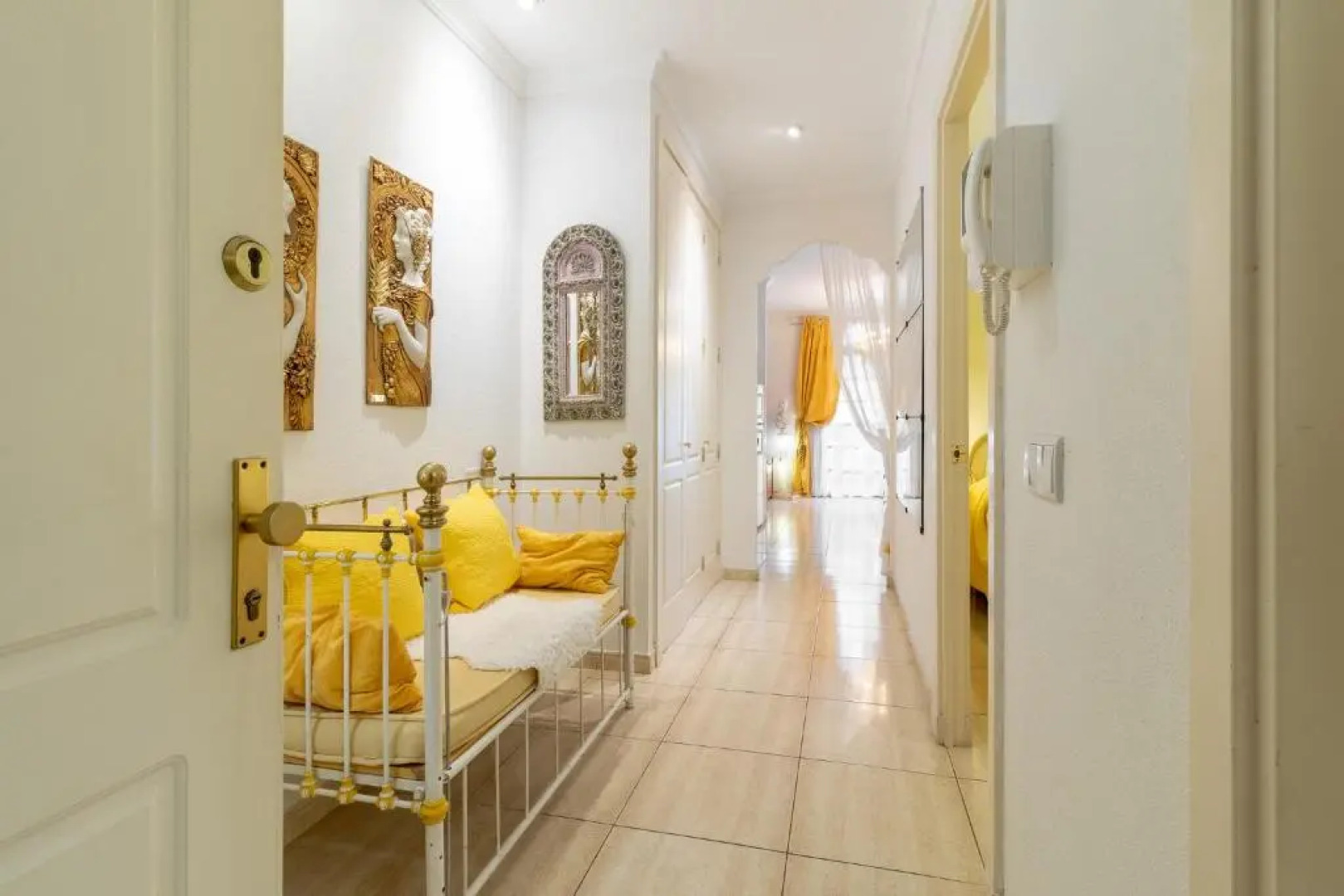 Flatguest Flat with Art