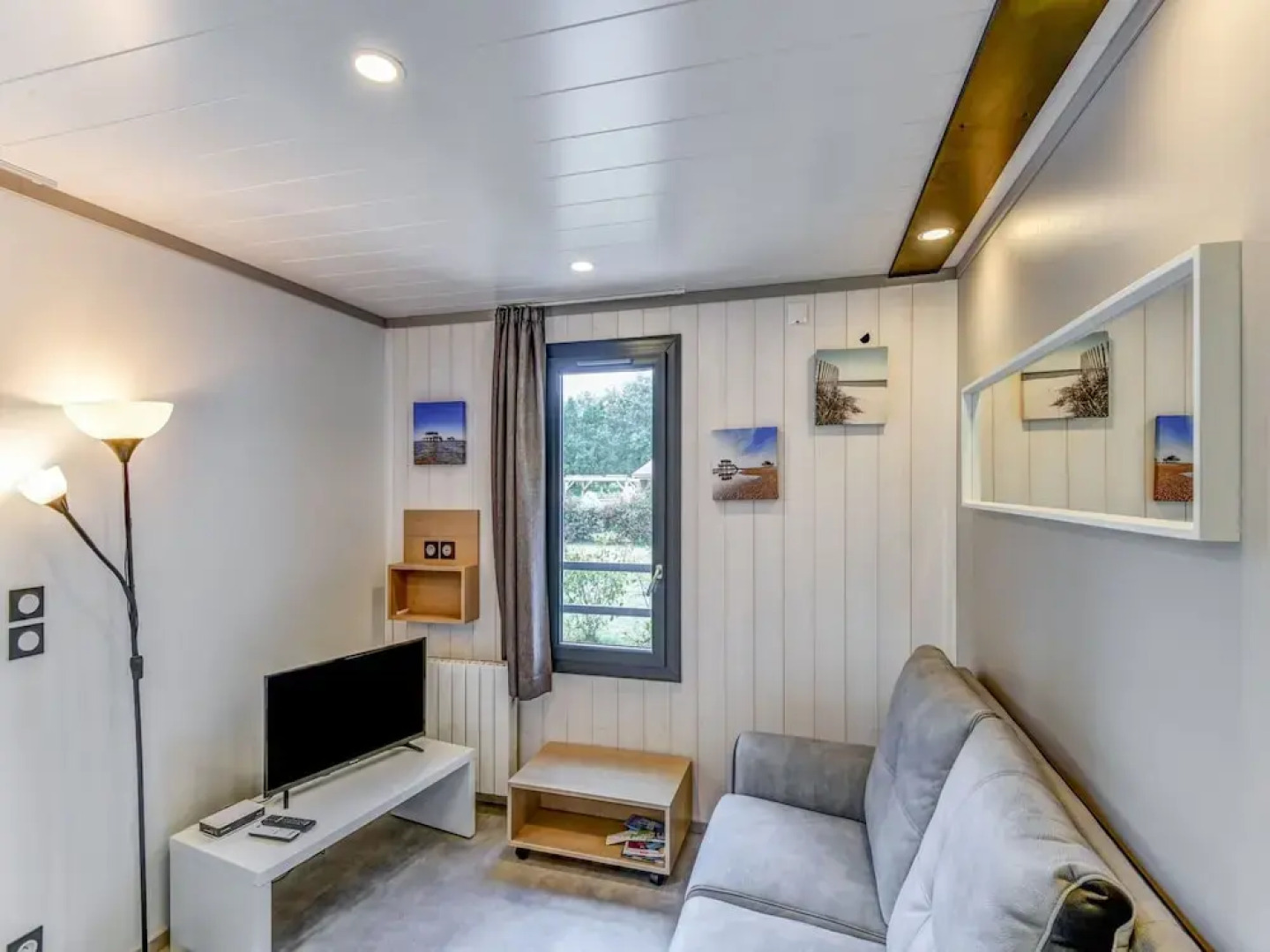 Serene Chalet in Hourtin Near Lake