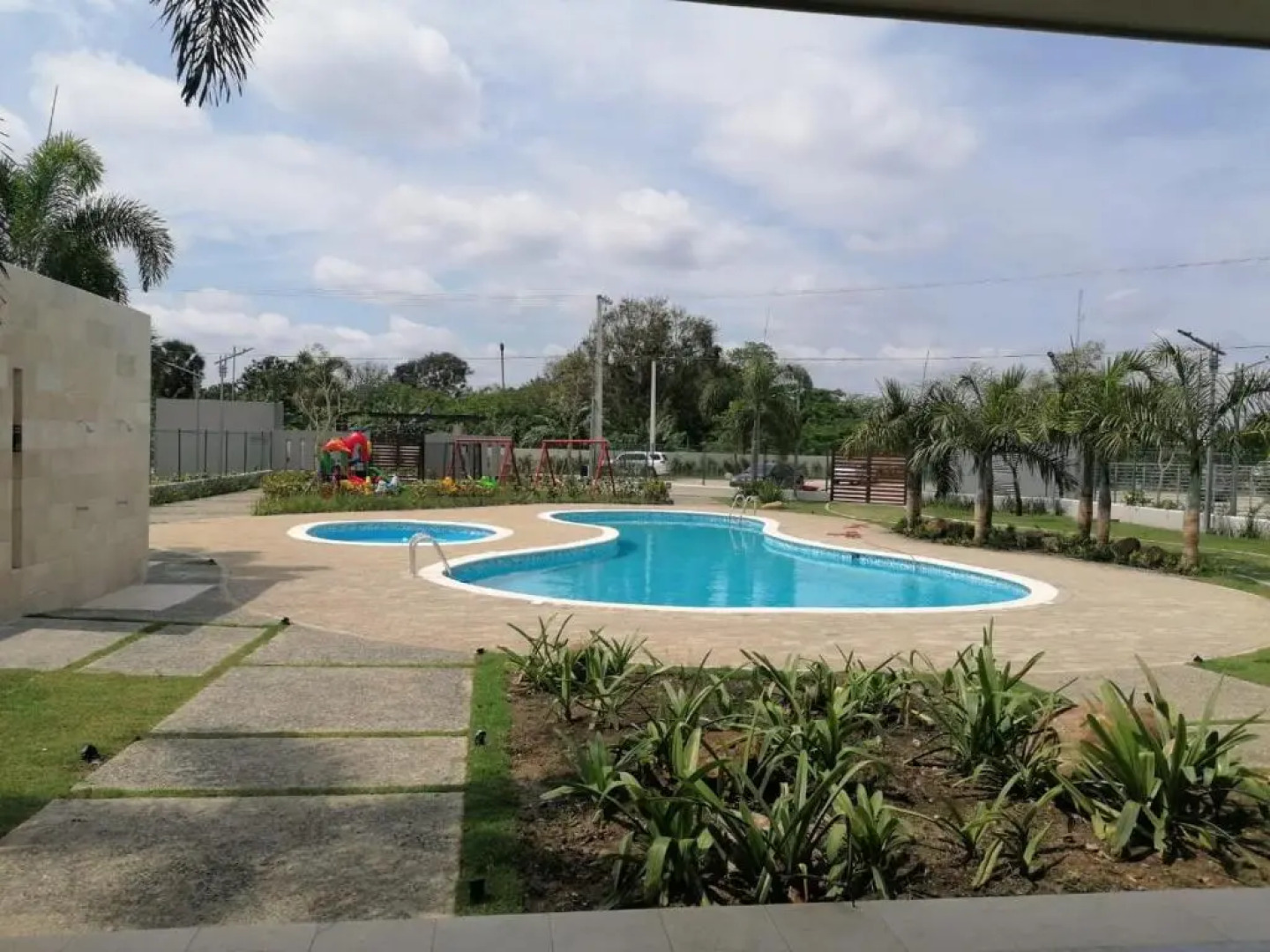 Confortable apartamento de 3 tres habitaciones, con hermosa vista de area verde, ademas de piscinas y juegos infantiles en area recreativa
