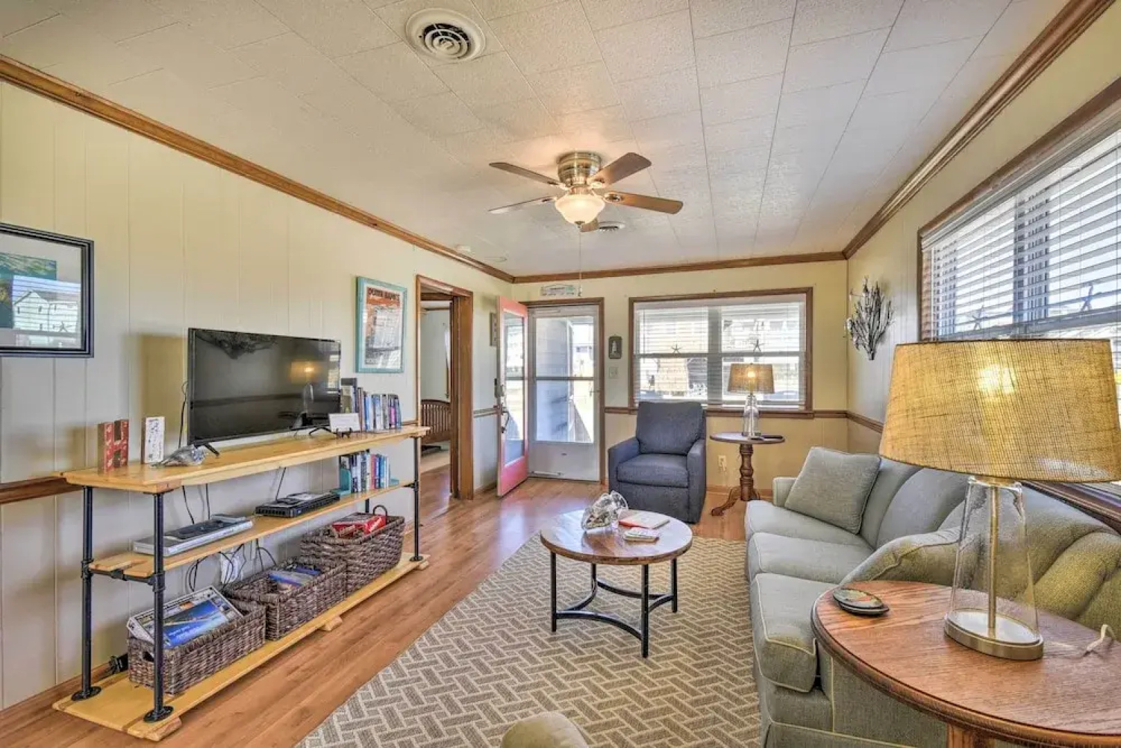 Nags Head Cottage: Screened Porch, Walk to Beach!