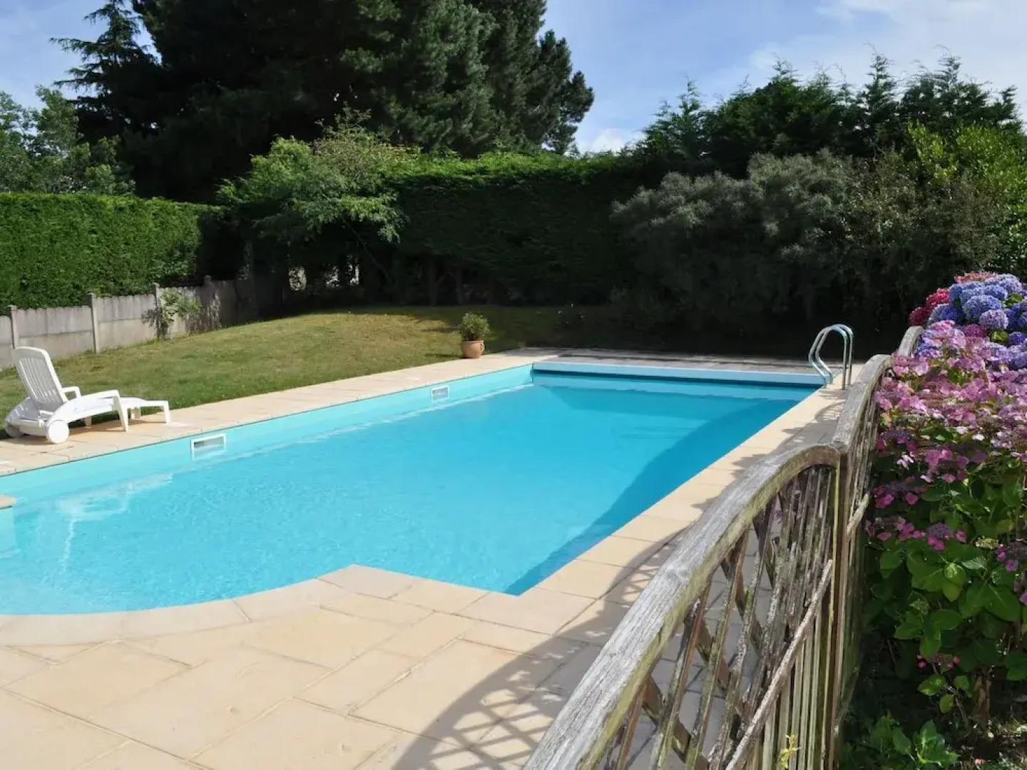 Beautiful Renovated Villa With a Private Swimming Pool and View ont the Sea!