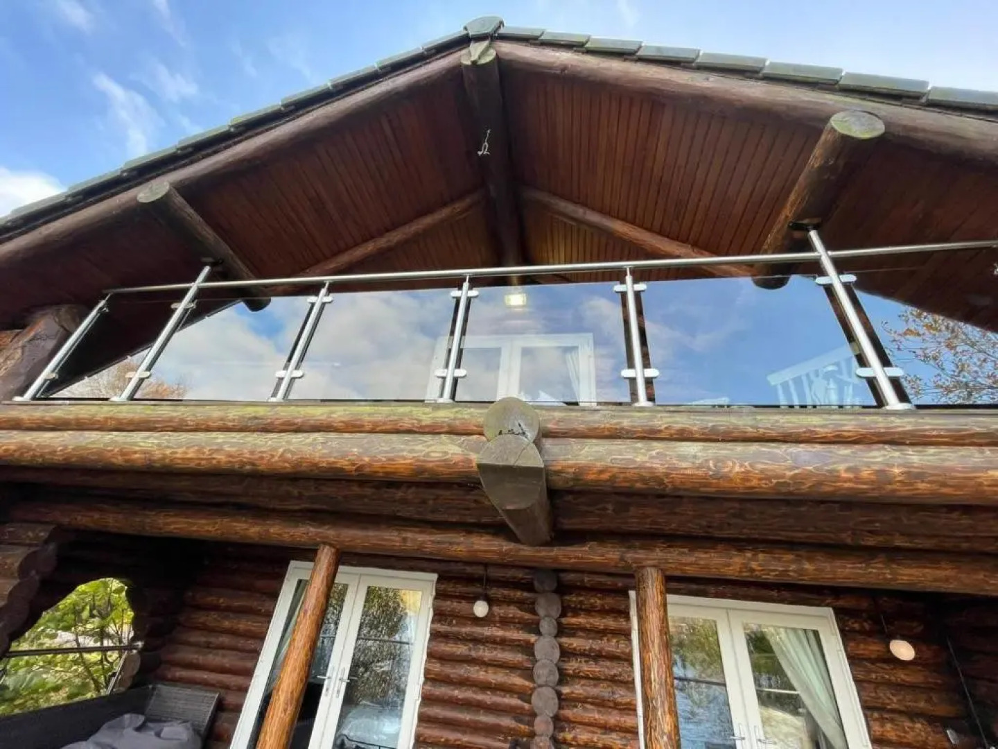 Woodpecker Log Cabin with hot tub, pizza oven bbq entertainment area, lakeside with private fishing peg situated at Tattershall Lakes