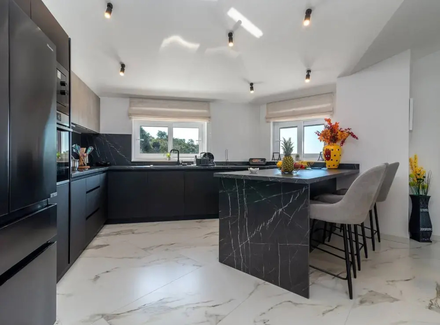 Luminous Infinity Villa With Pool and Gym