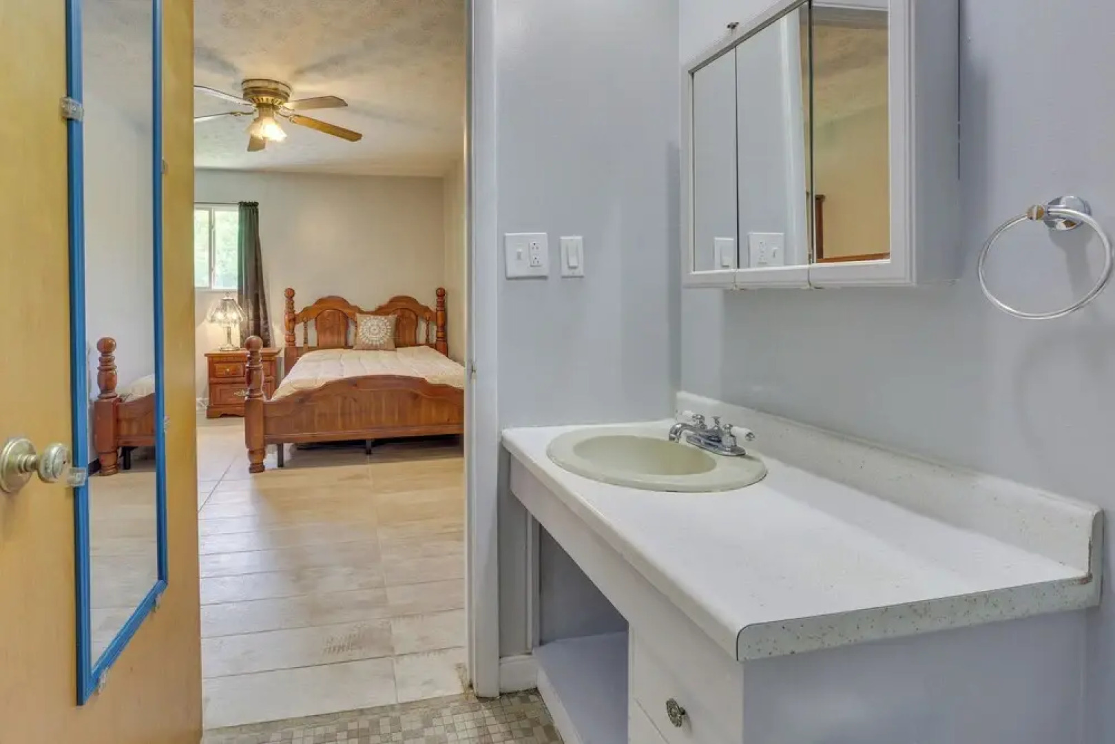 Cozy Youngstown Apartment w/ Central A/C + Heating