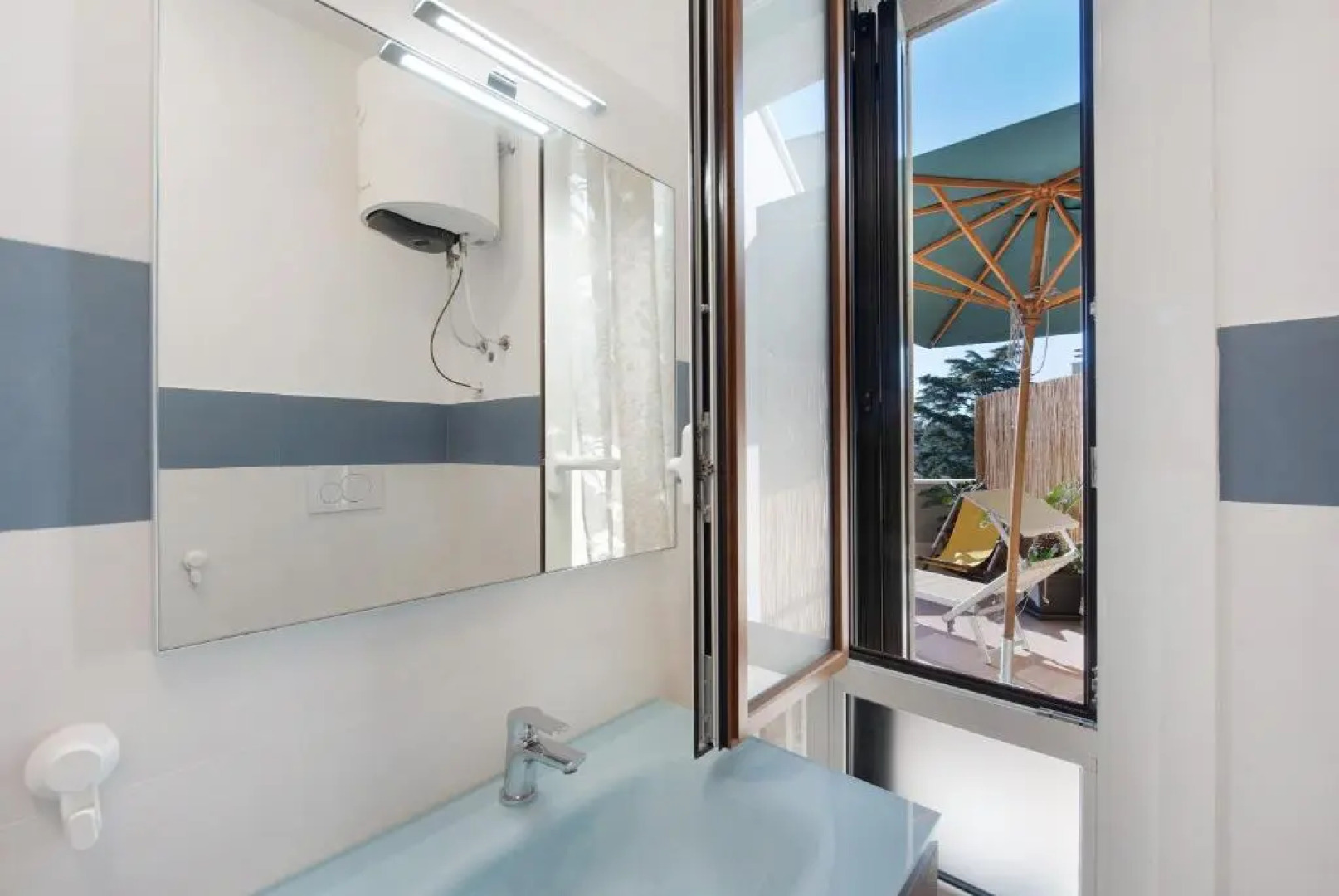 Valeria 3- Arenzanohost