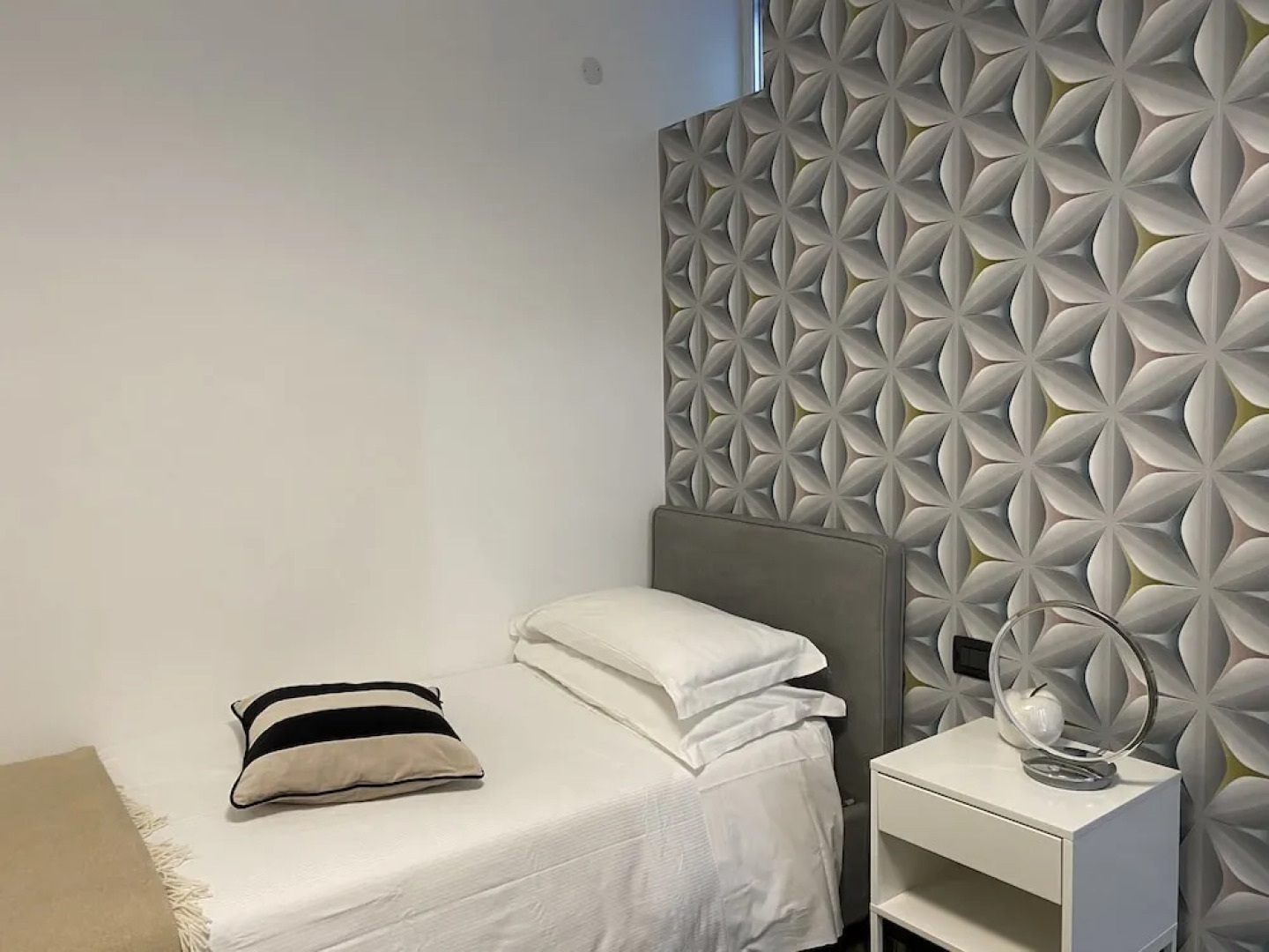 Gatto Bianco Le Mura