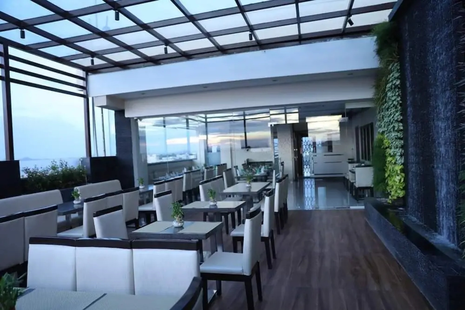 Iroomz Hotel SR Grand