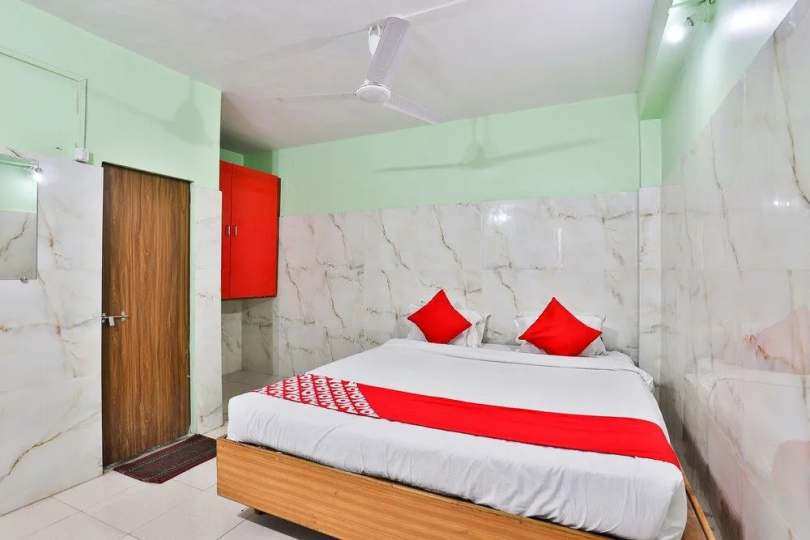 OYO 24833 Hotel Silver