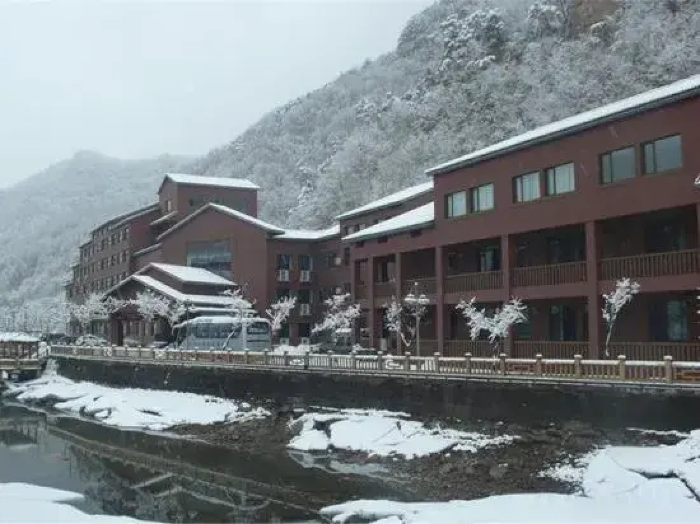 Fengshu Hot Spring Hotel