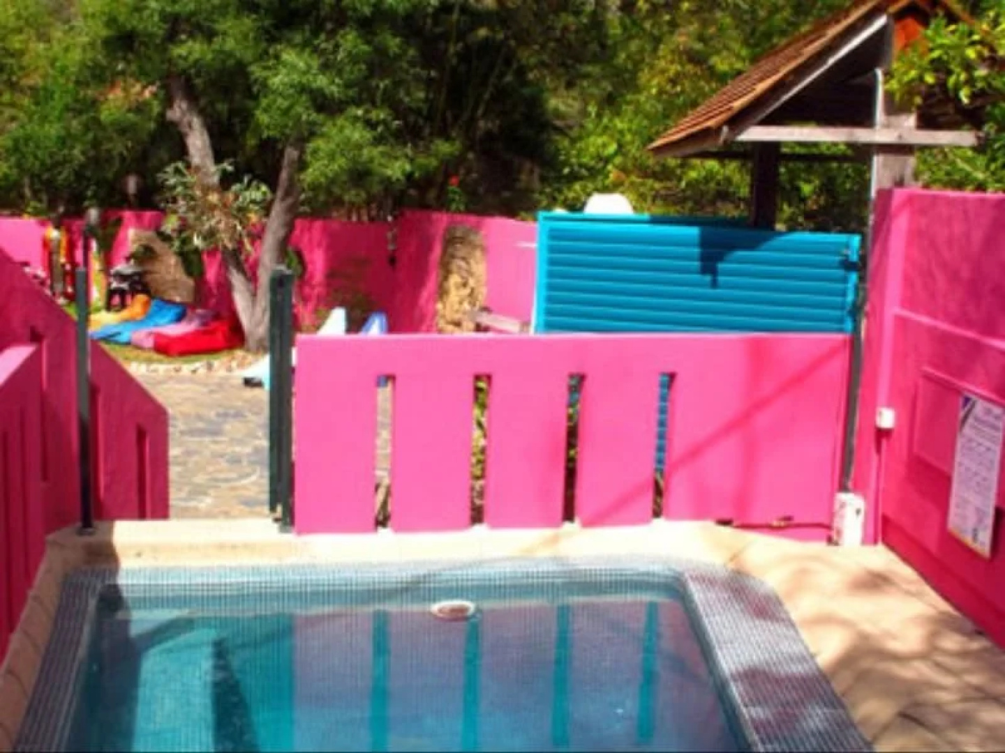 Dolphins Beach House - Hostel