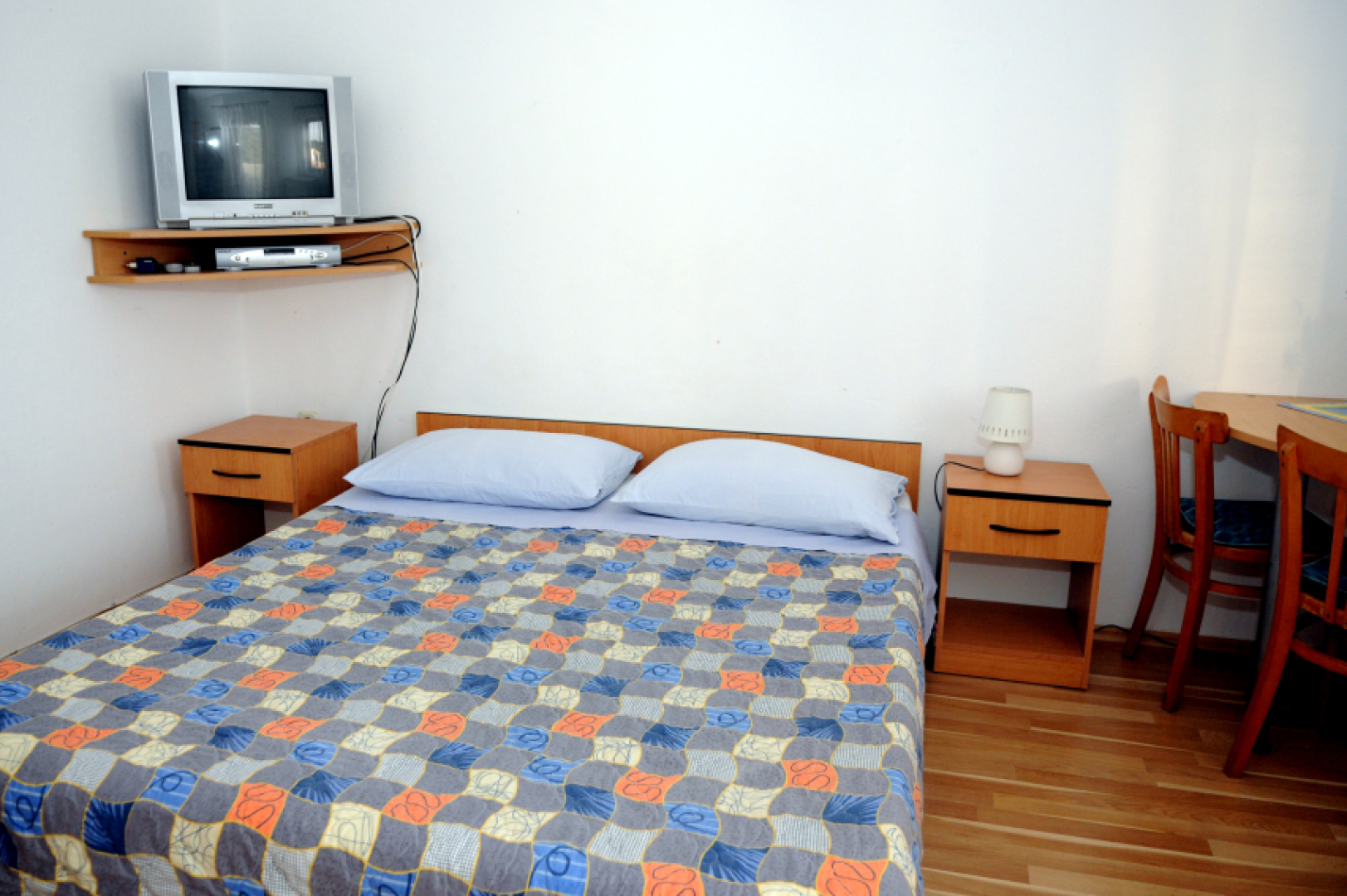 Room Port - great loaction and free parking: R2 Mala Murter, Island Murter