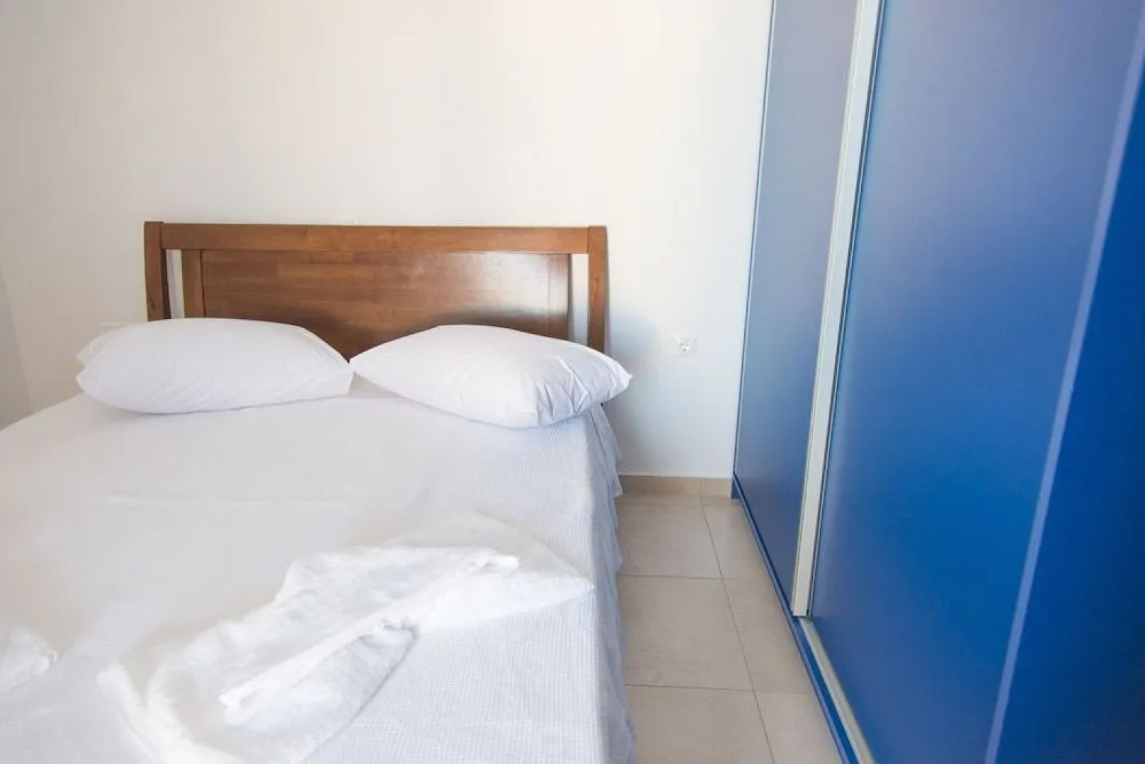 Angelica-Sea & Mountain View at a Sunny Retreat