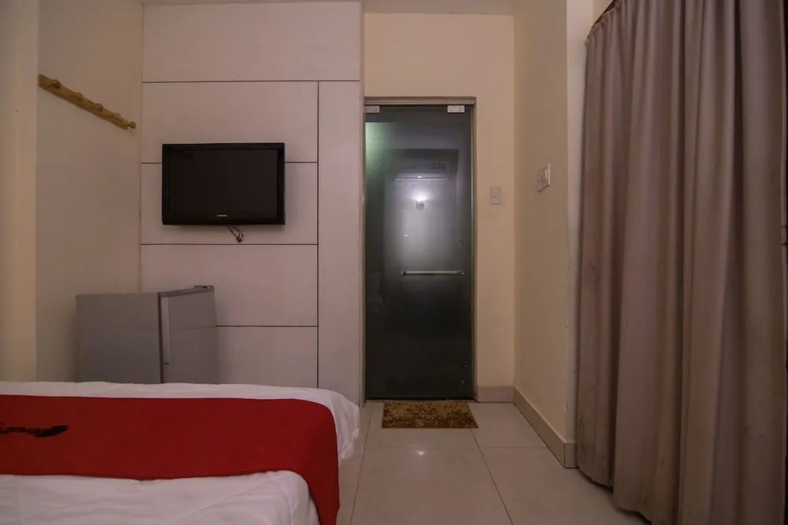 RedDoorz Near Tan Dinh Market 3