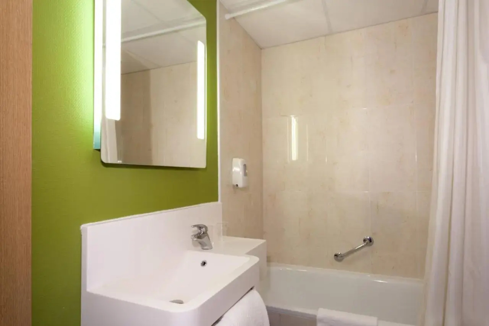 B&B HOTEL Nîmes Ville Active
