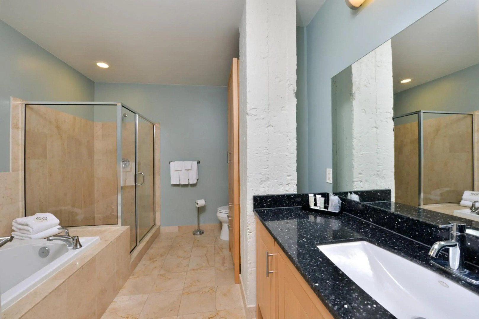 Grand Eastonian Hotel & Suites