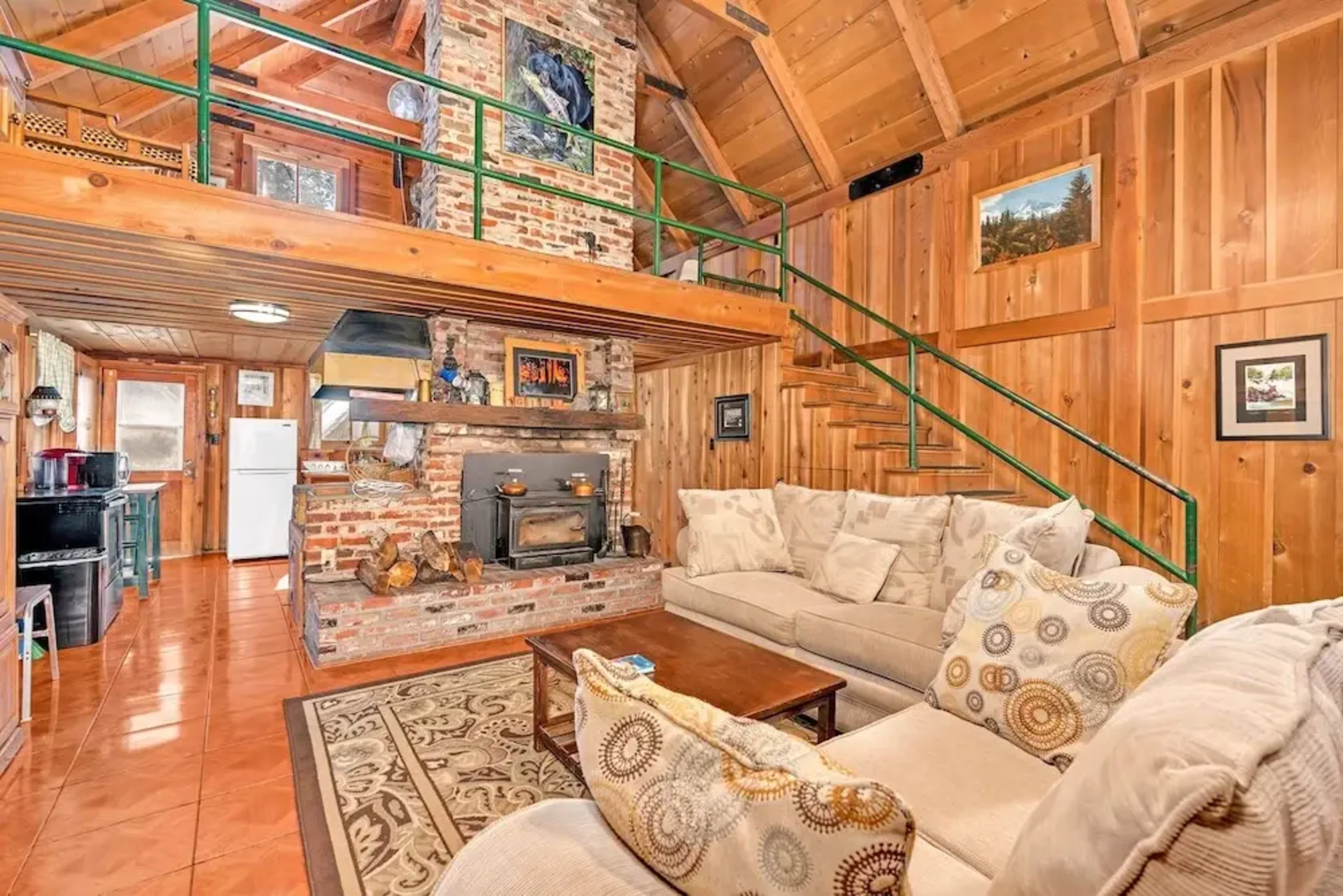 Rustic Knotty Pine - Minutes to the Water!