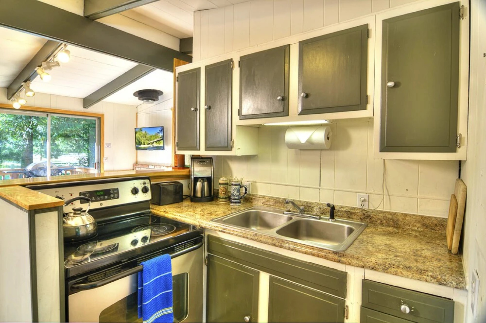 Riverside Ranch - Two Bedroom Bungalow with Hot Tub