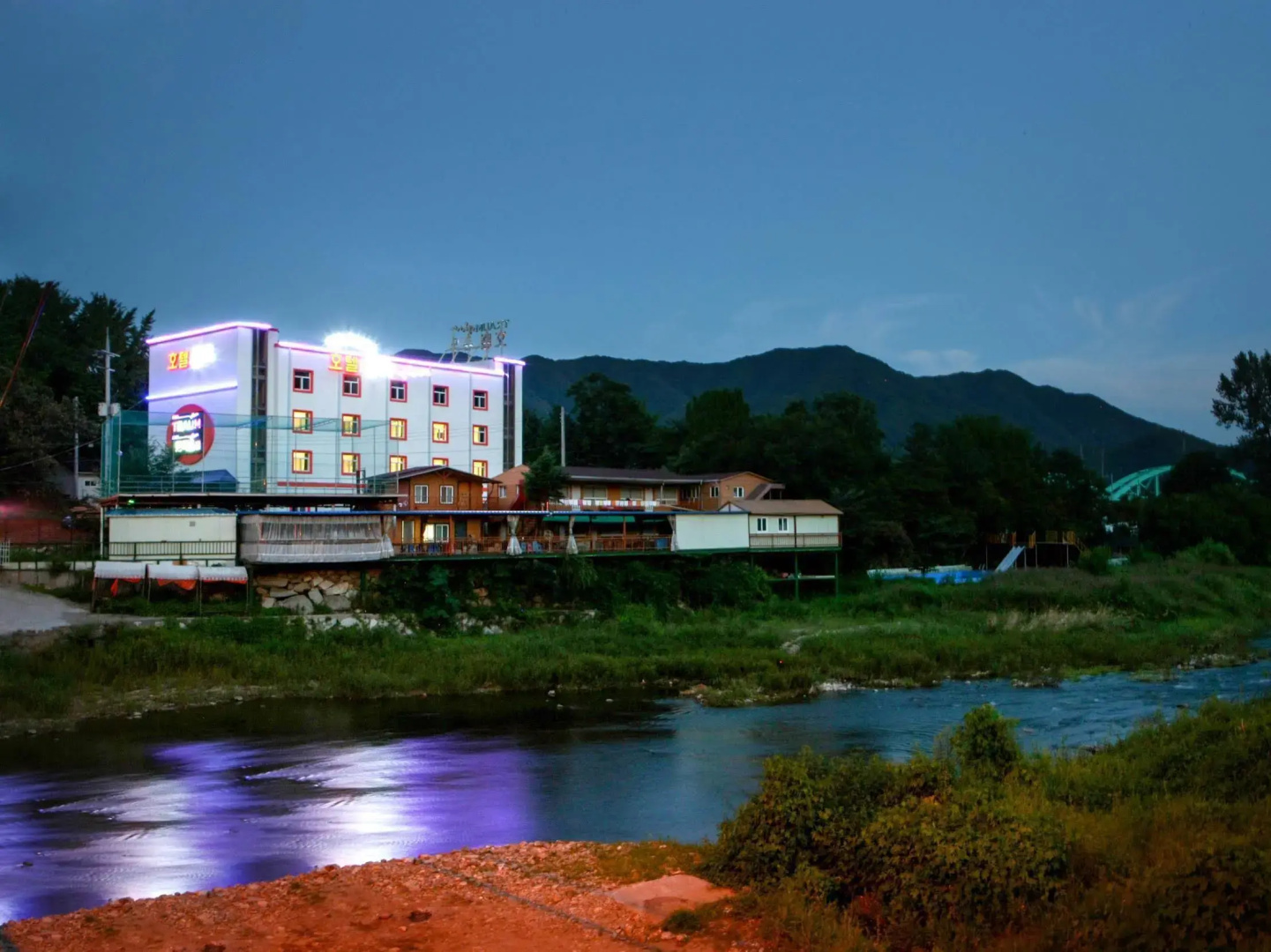 Traum Hotel & Condo