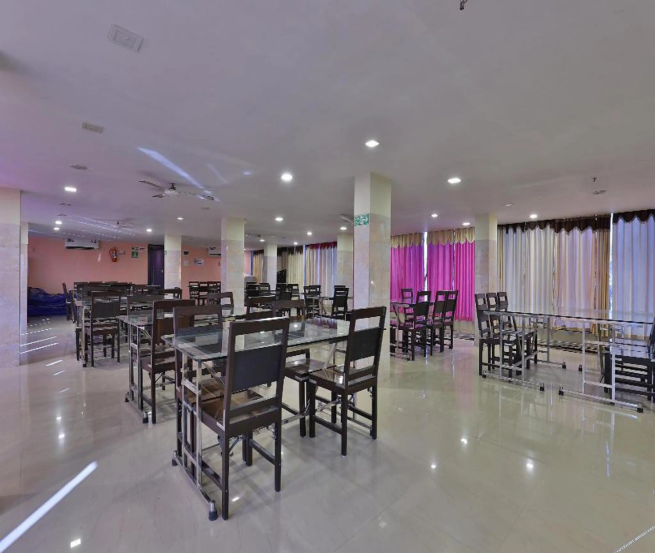 OYO 24833 Hotel Silver