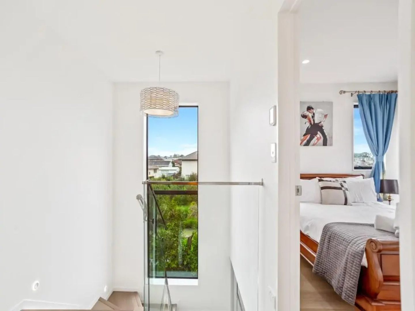 Gorgeous Three Bedroom Home With Free Parking