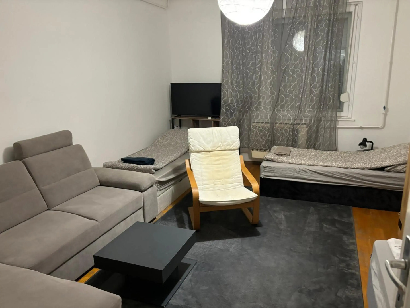 Újszerű, jól felszerelt lakás a város szîvében hűsîtőkkel, reggelivel, ingyenes parkolással!