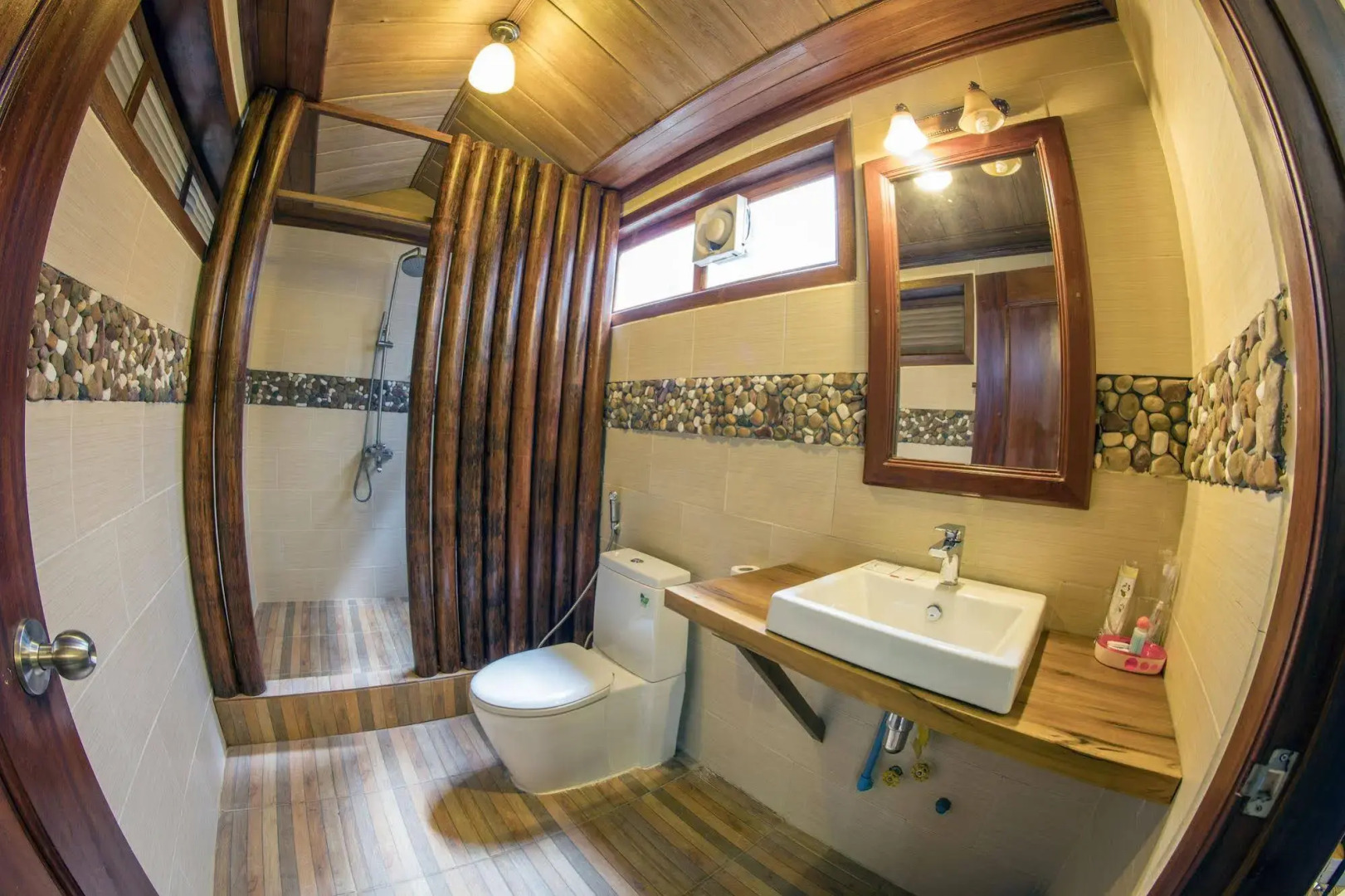 Natural Bungalows Restaurant and Bar