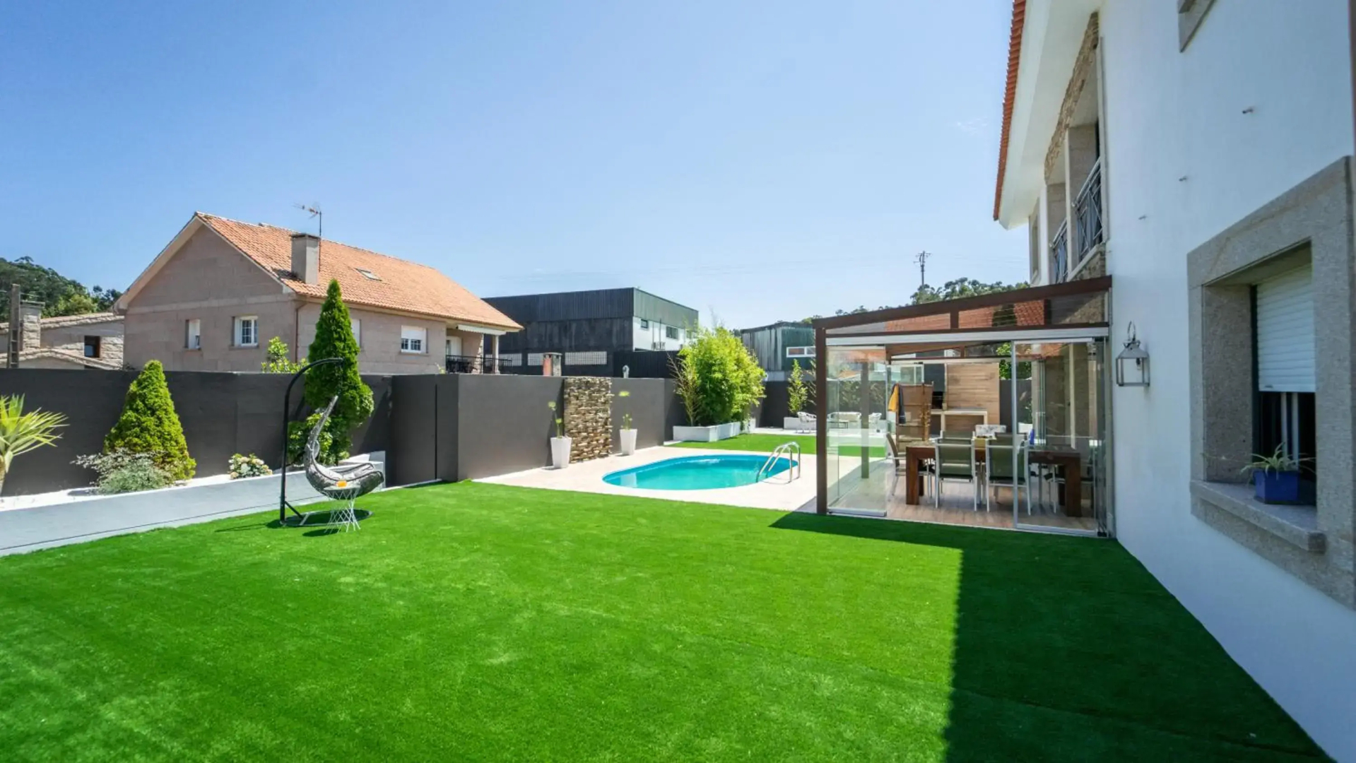 Villa con piscina a pie de playa