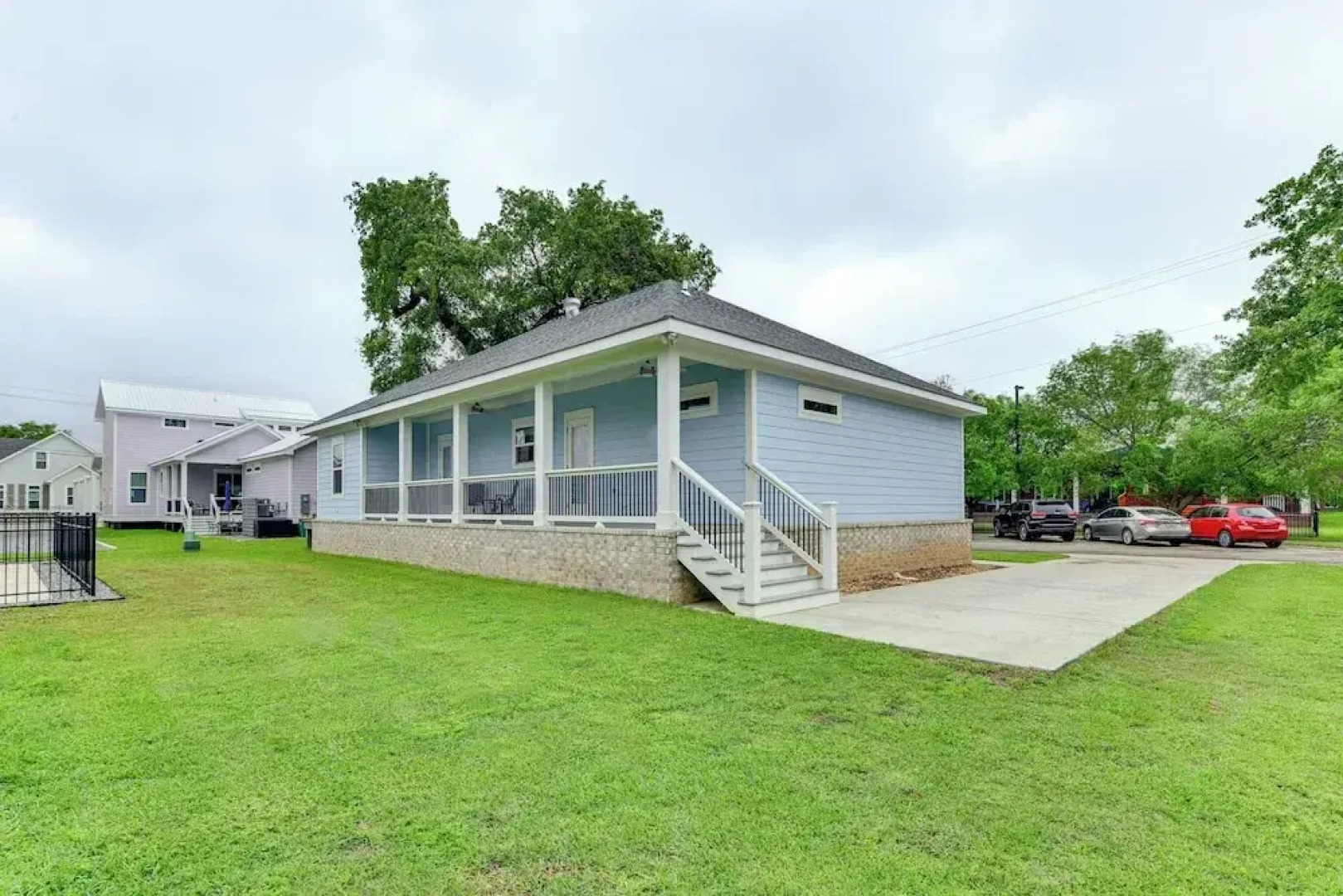 Walk to Beach & Harbor: Dtwn Pass Christian Home