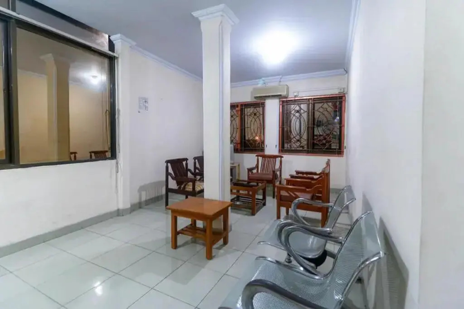 RedDoorz Plus near WTC Batanghari Mall