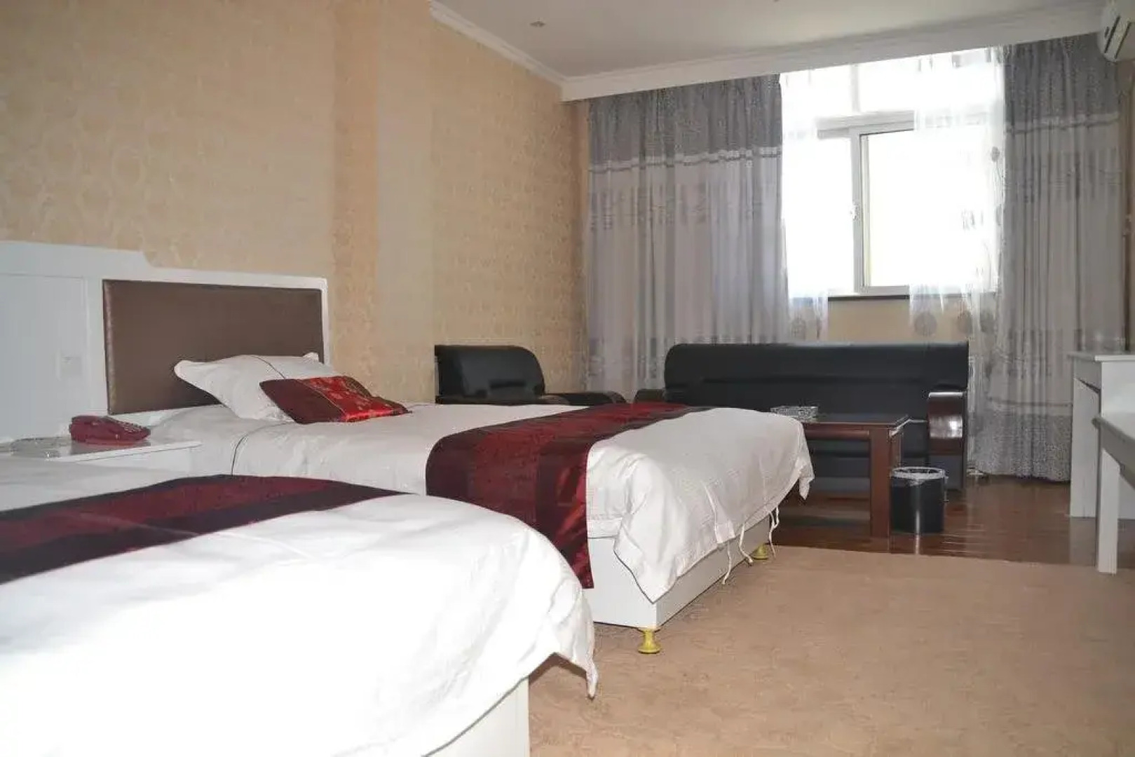 Yining Huarui Business Hotel