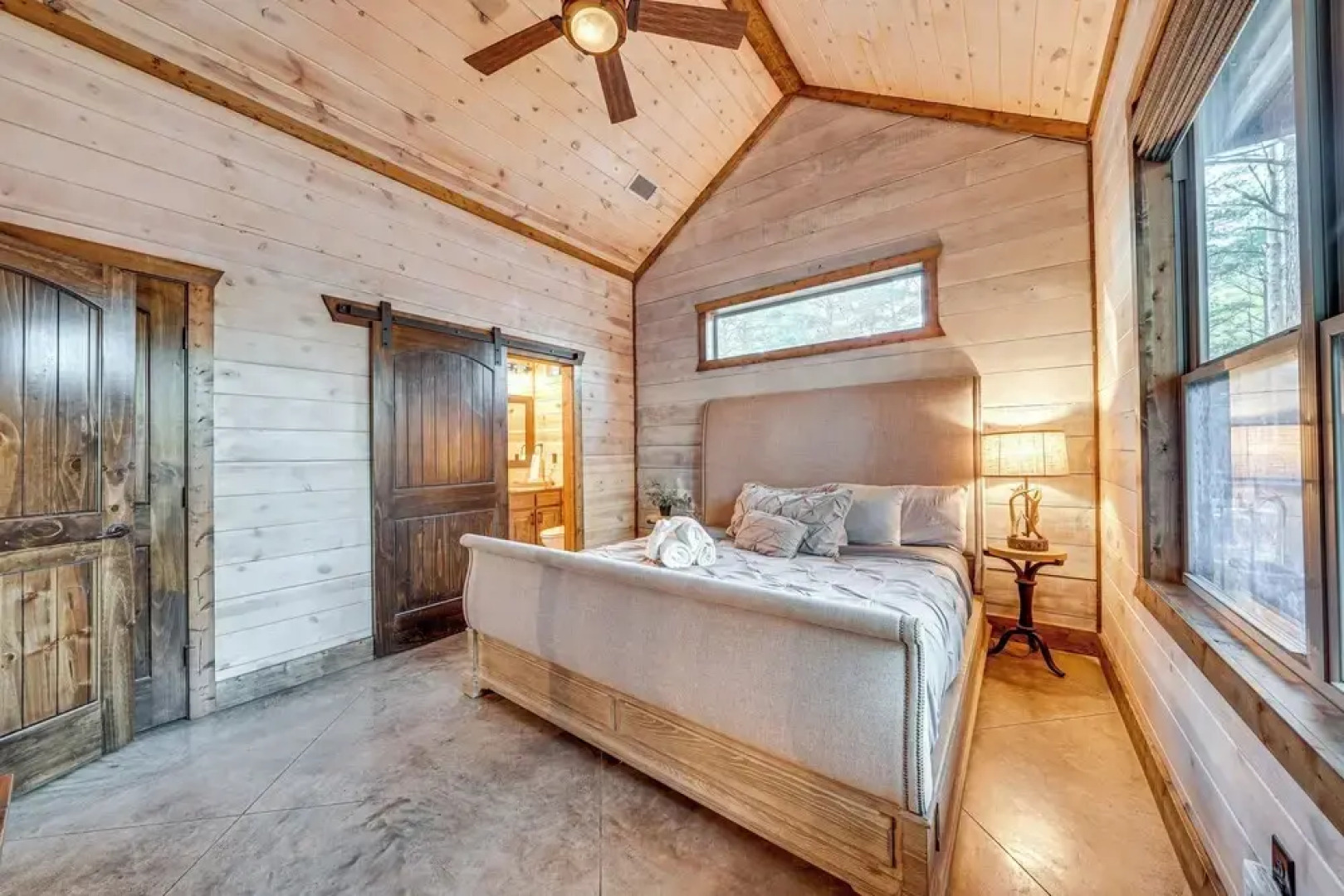 Hot Tub & Game Room: Spacious Cabin in Broken Bow!