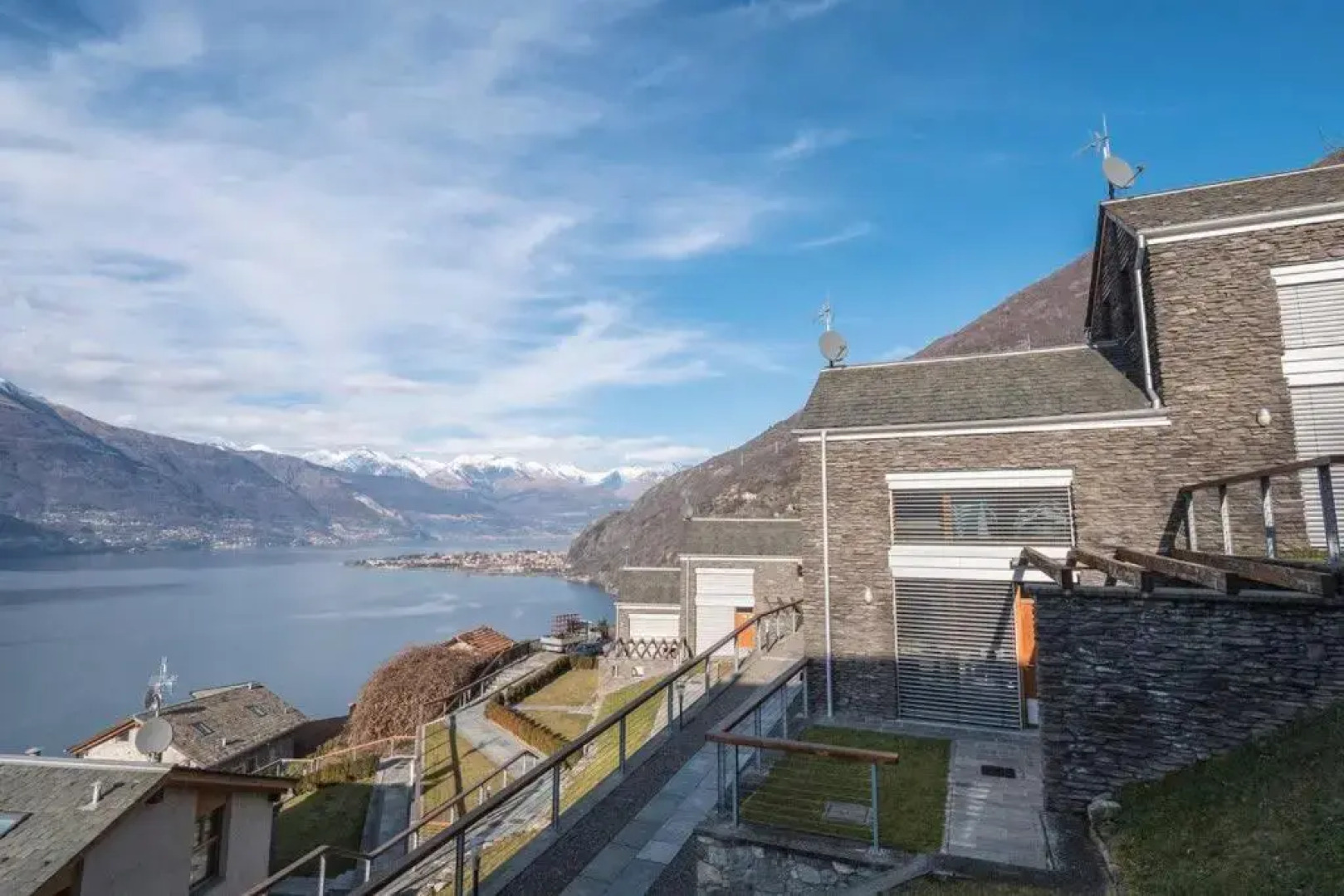 beautiful poolside and stunning lake view Gardenia