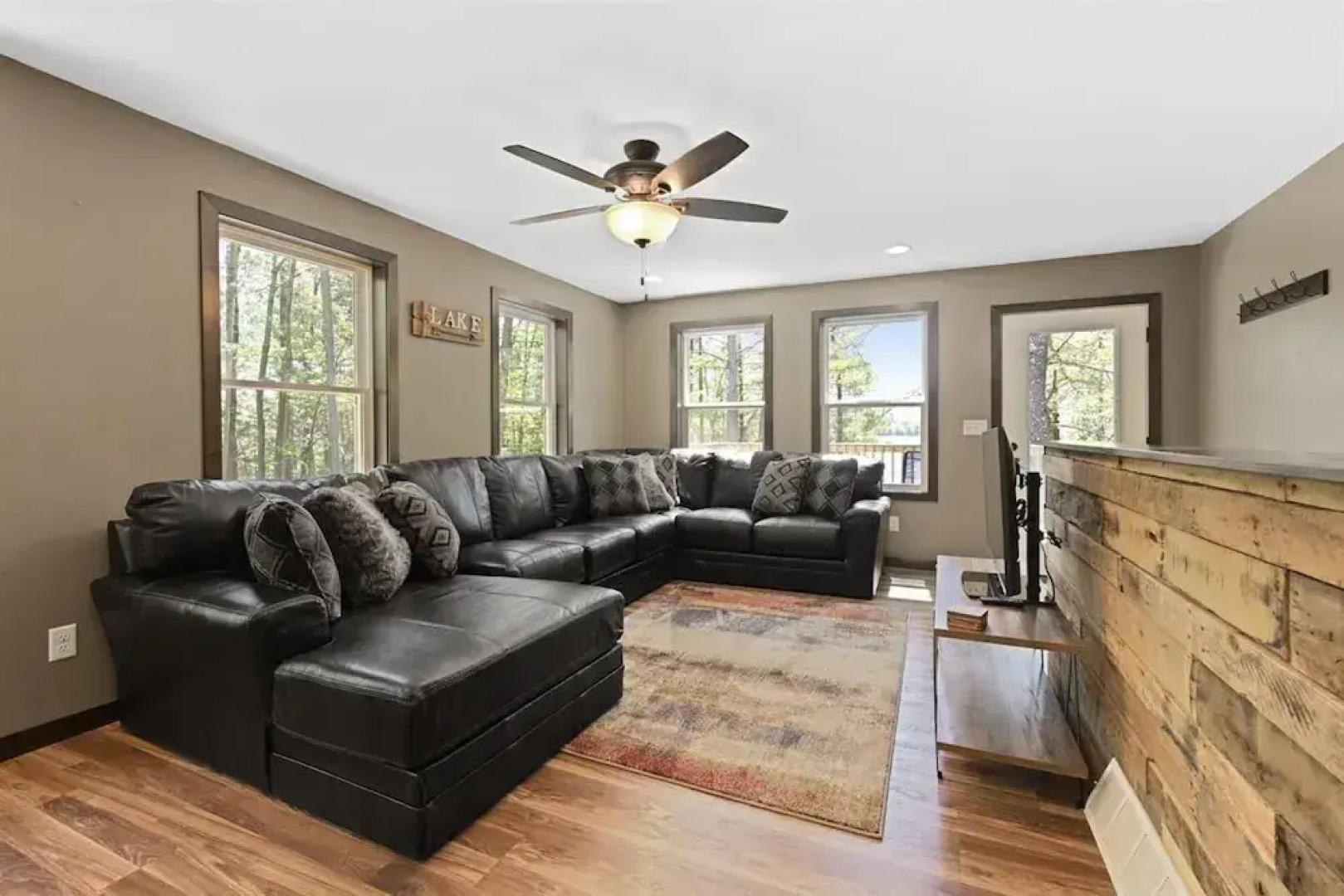 Tranquil Lakefront Oasis - Fire Pit Fishing BBQ