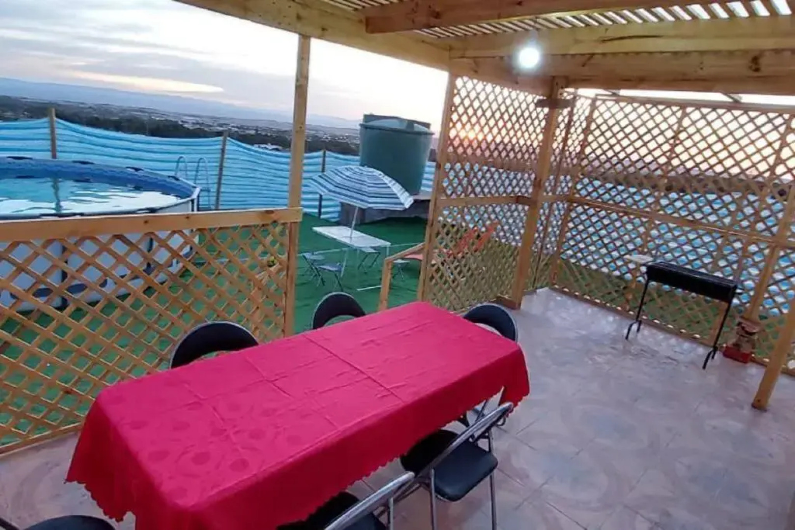 Cabaña con piscina, vista al Oasís de Pica.