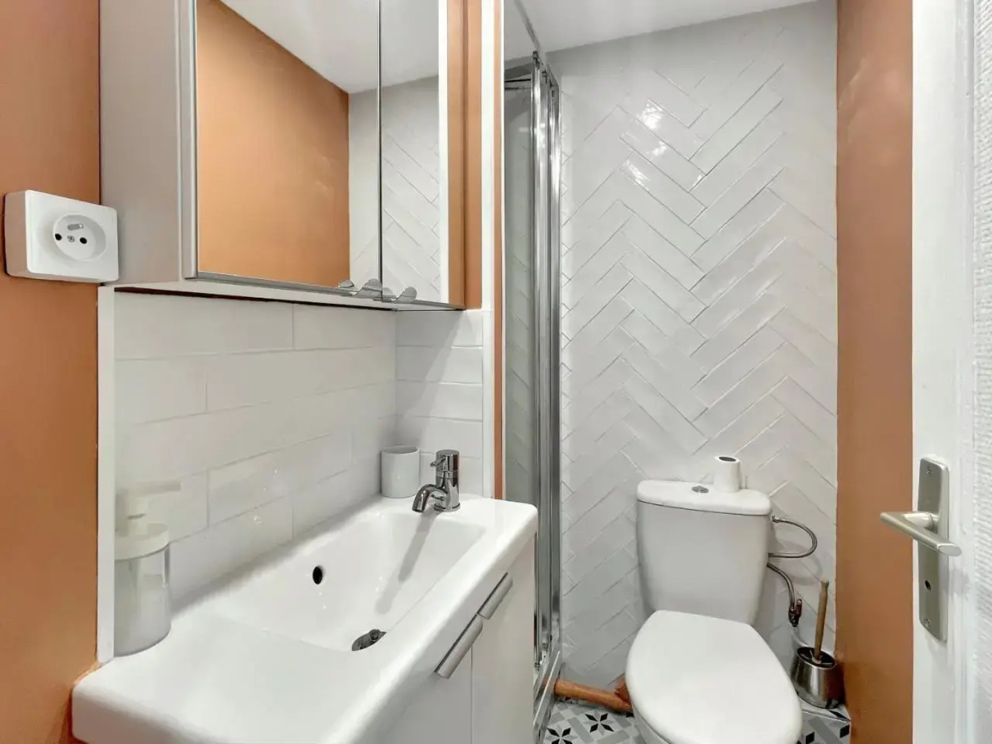 Petit coin cocooning privé 4min a pied de la gare