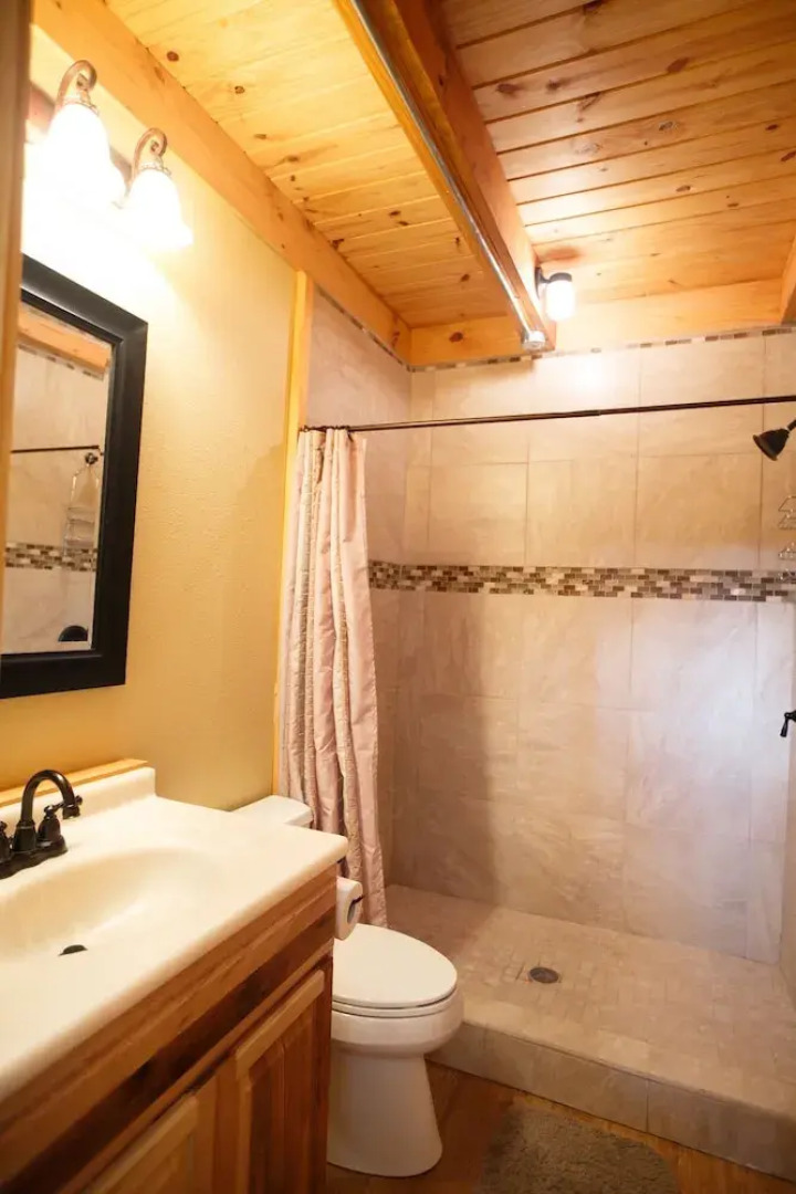 River Rd. Treehouses- Whippoorwill Haus 1 Bedroom 1 Bathroom Cabin