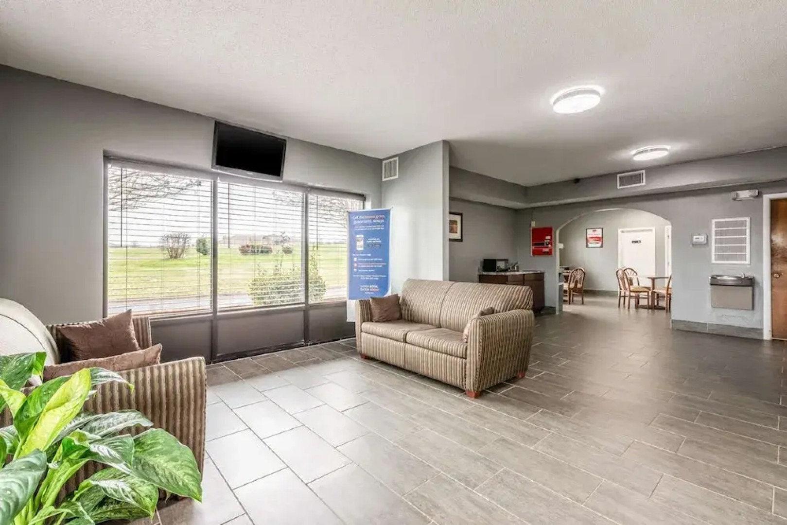 Econo Lodge Inn & Suites