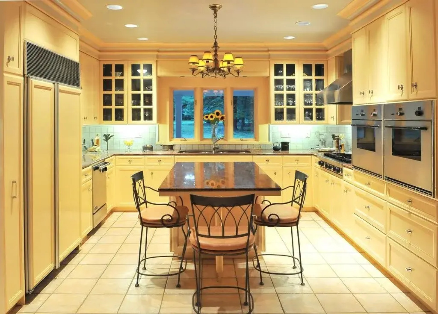 Bass Manor Bed and Breakfast & Art Museum