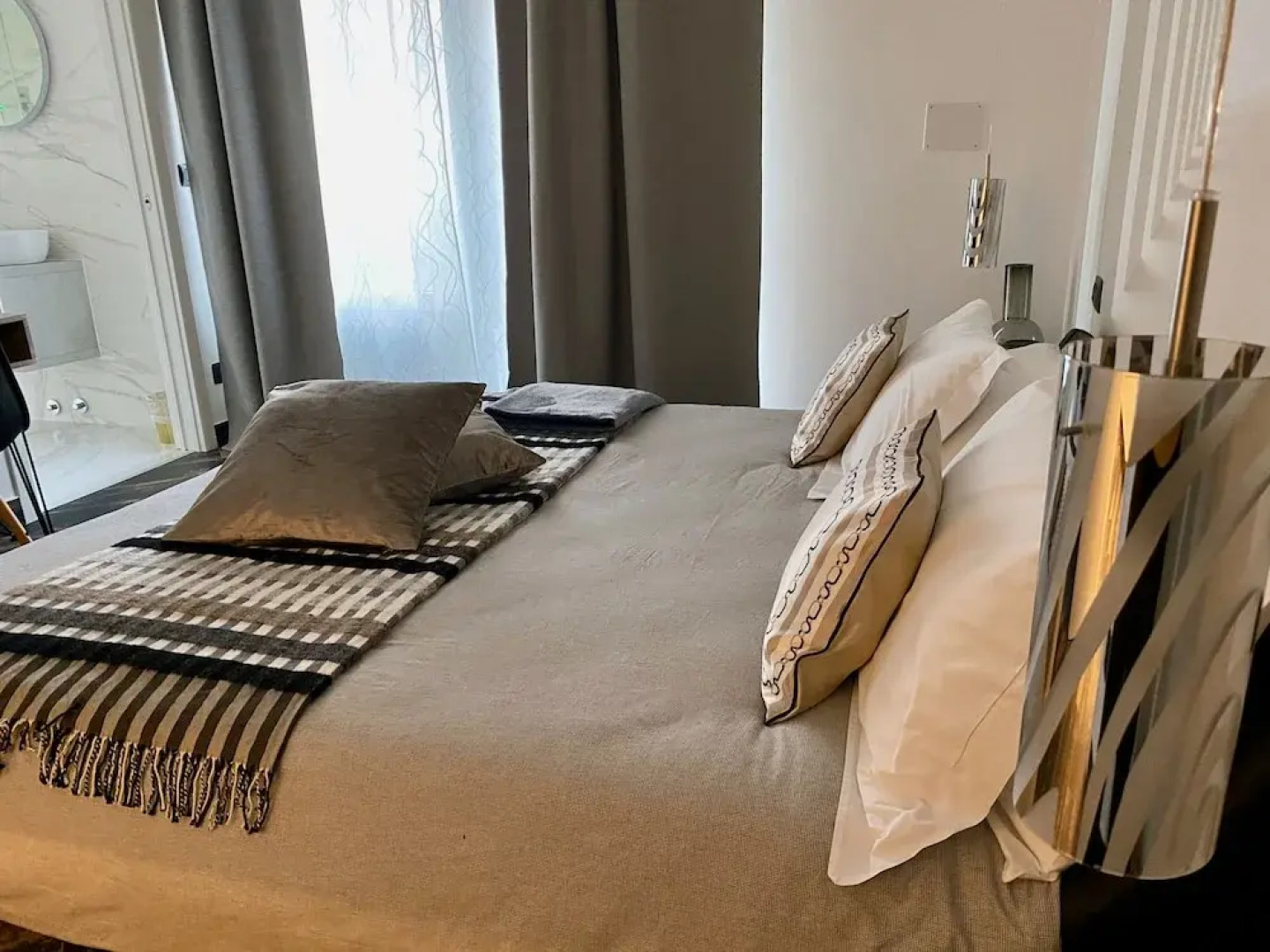 Gatto Bianco Le Mura