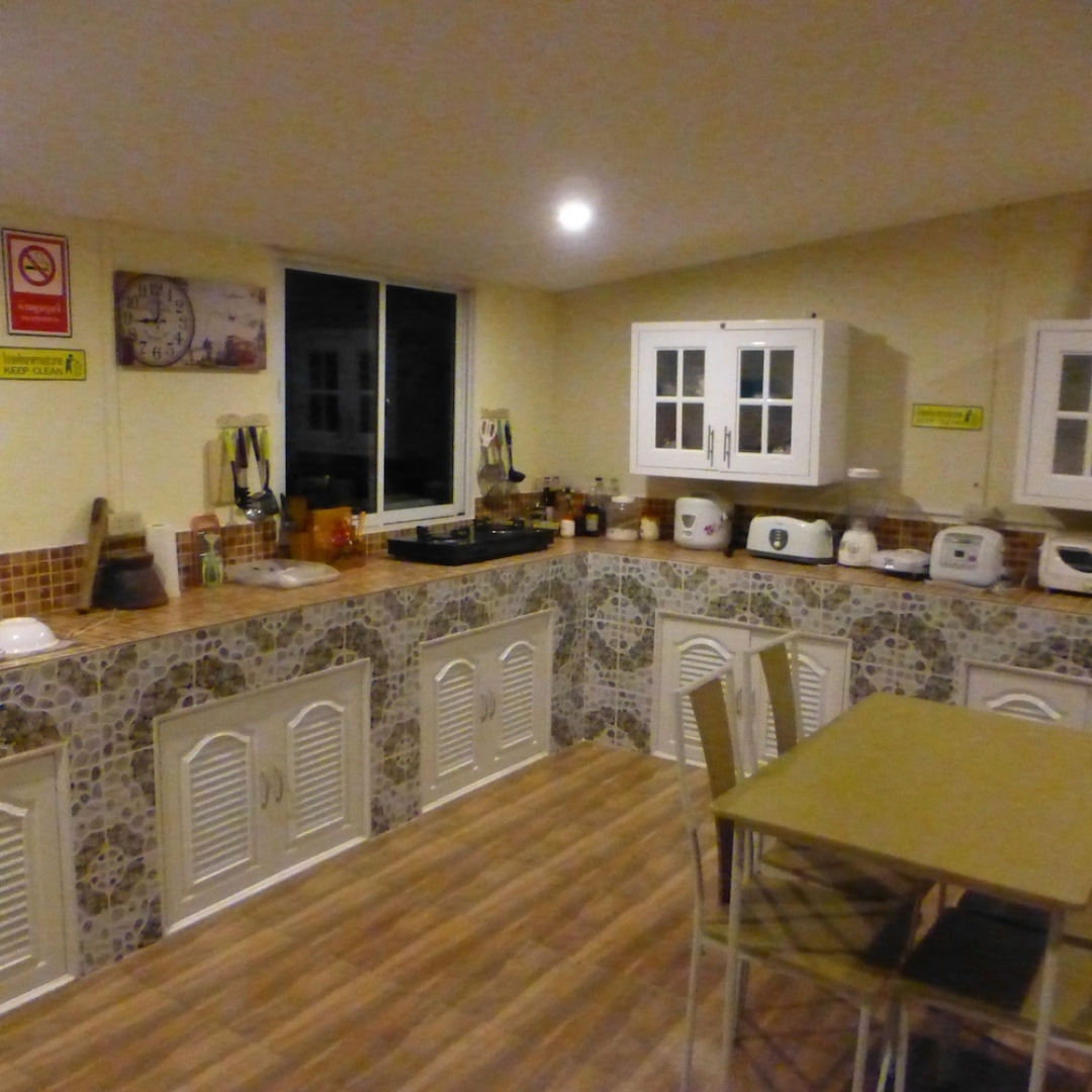 2 Double Bedroom Pool Apartment With Extensive Kitchen Dining Room Wi-fi Aircon