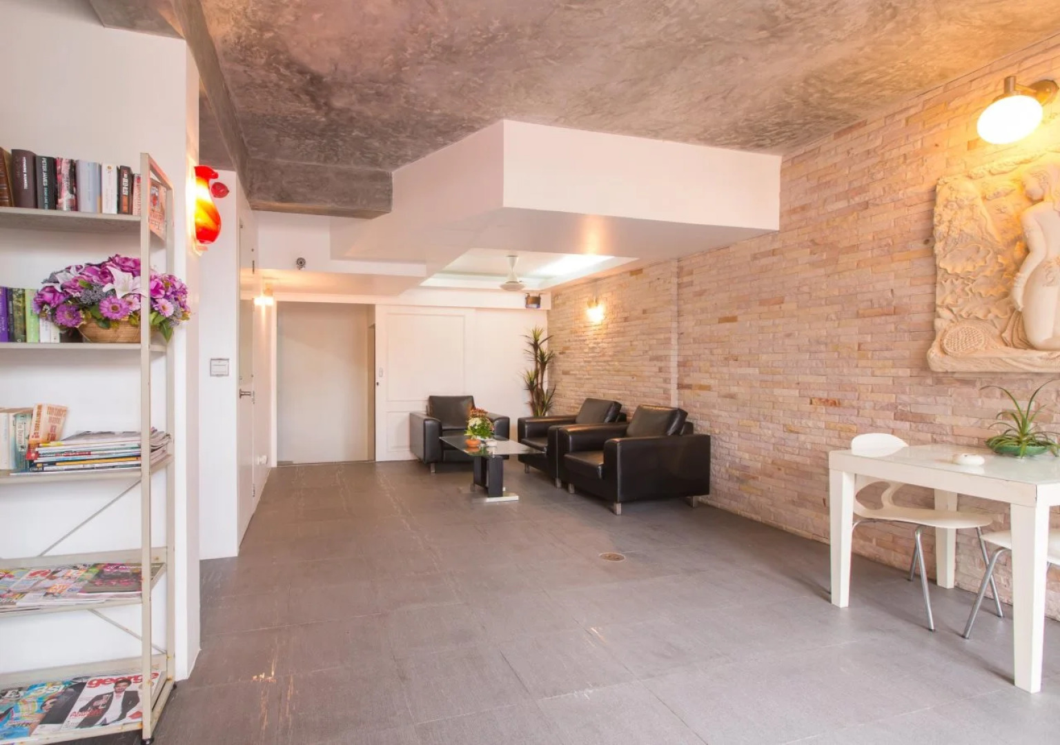 The Front Hotel and Apartment