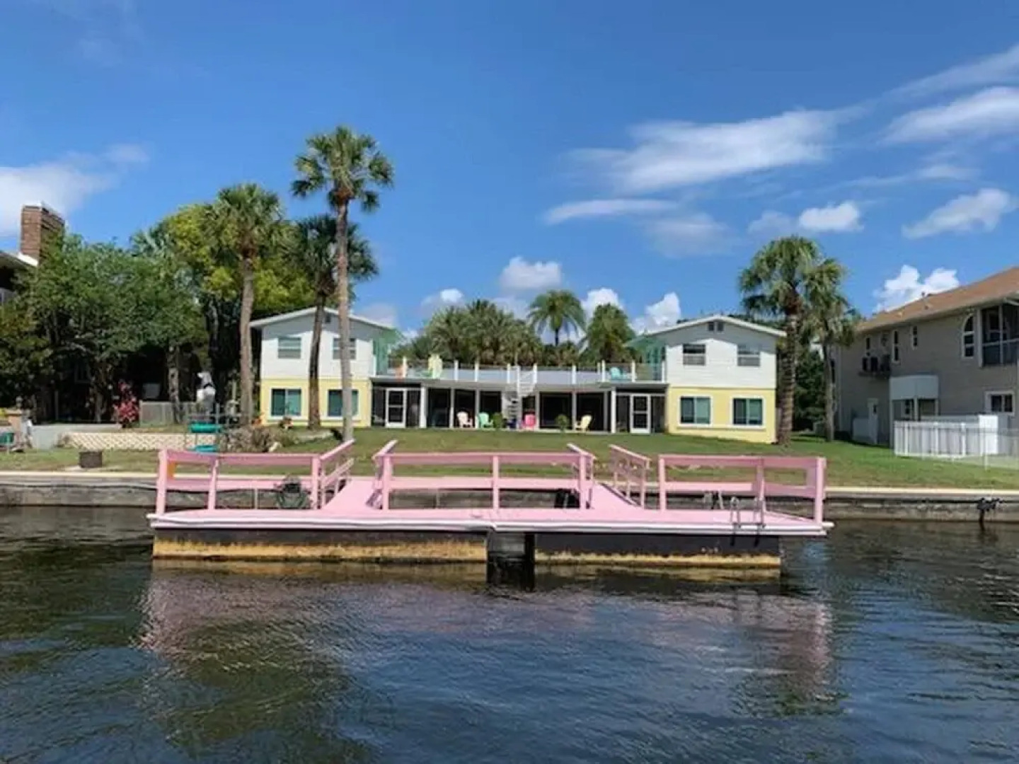 Room-flamingo Room on the Cotee River
