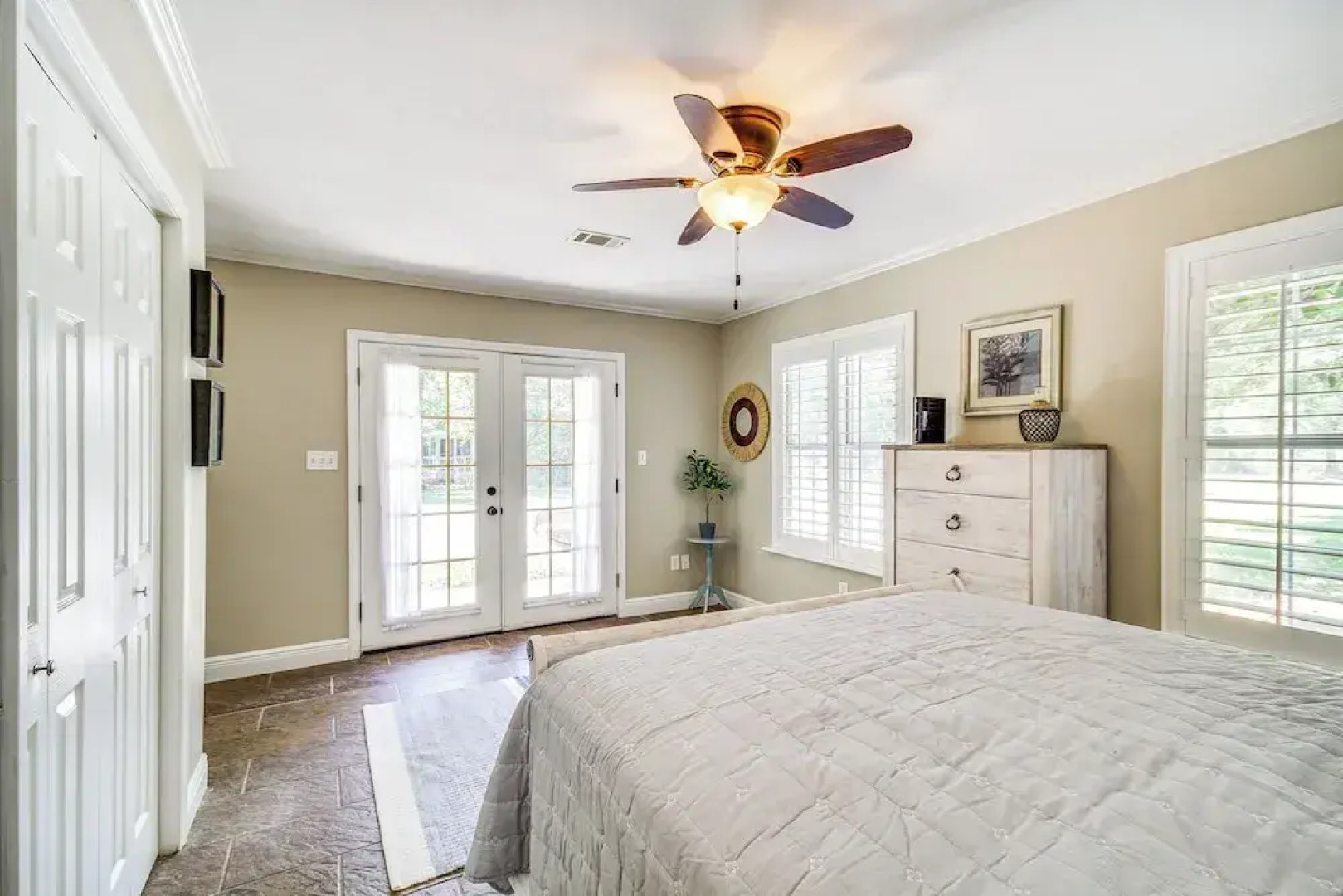 Waveland Retreat w/ Yard: Walkable Location