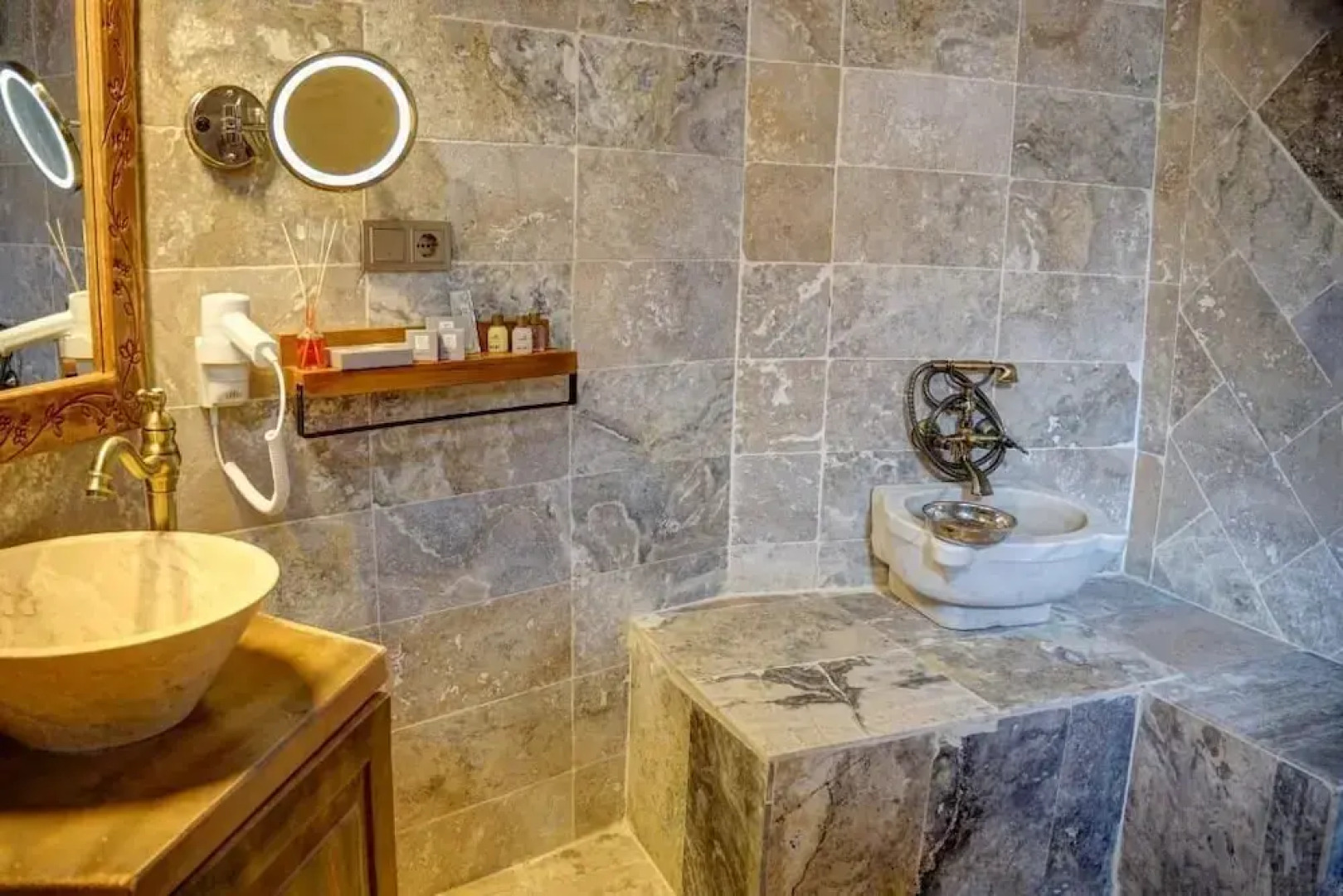 Nar-I Ask Cave Hotel