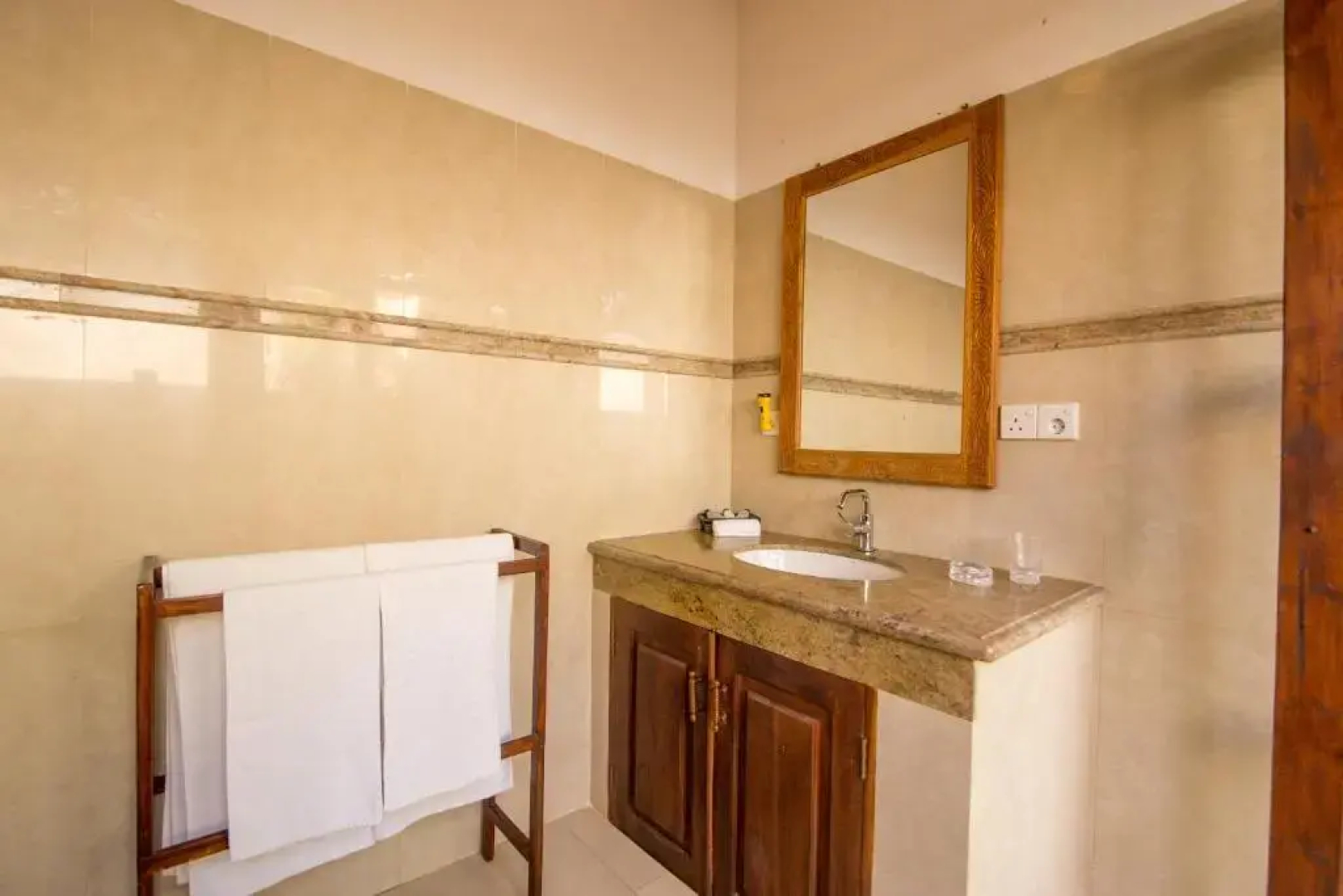 Lanka Beach Bungalows