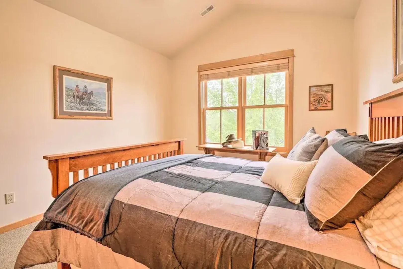 Sisters Getaway w/ Hot Tub ~ Half-mi to Dtwn!