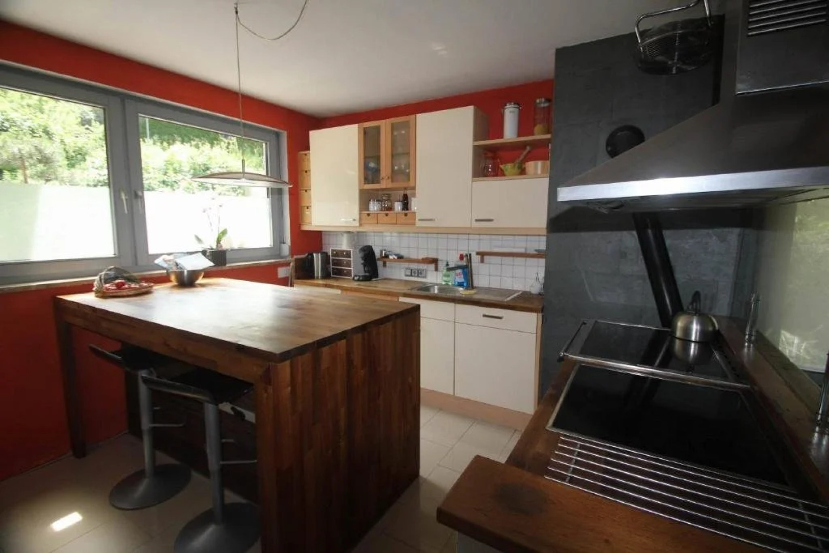 Haus mit Badeteich und Blick zum See