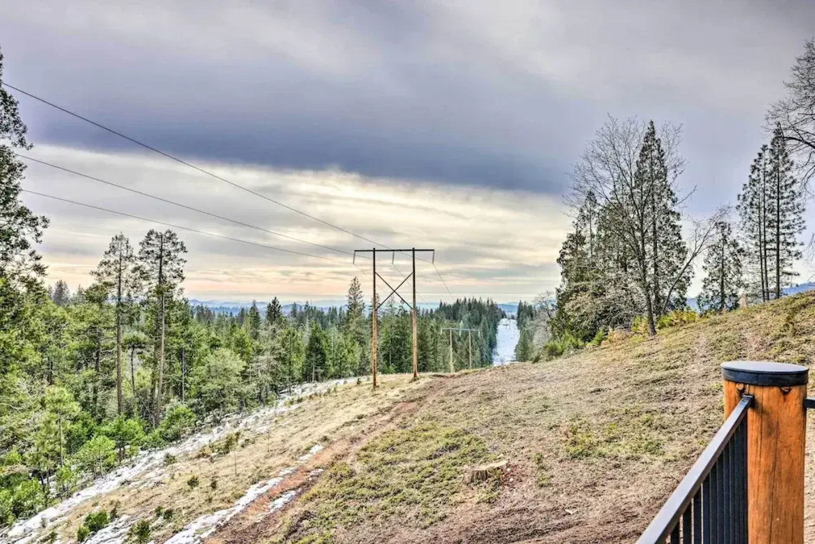 Hot Tub + Scenic Views: Luxury Twain Harte Cabin!